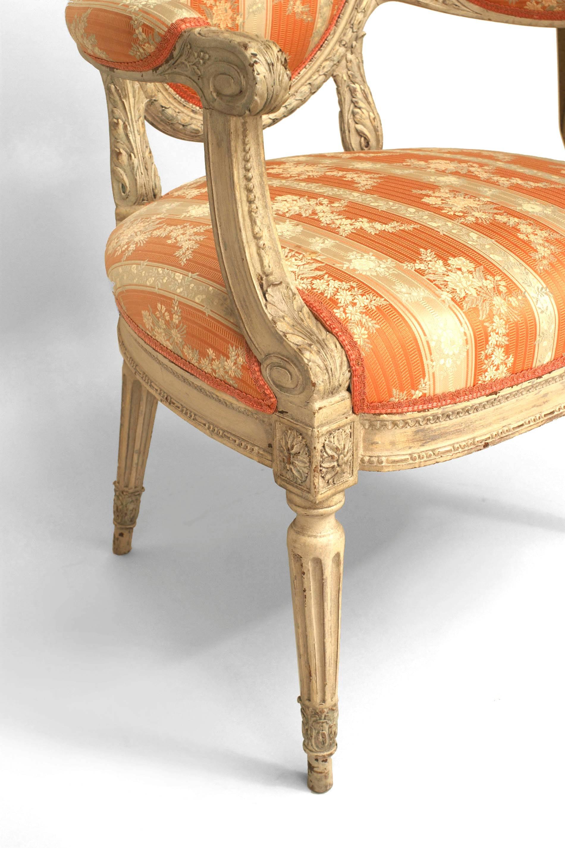 Satz von 8 französischen Louis XVI-Damast-Esszimmerstühlen (Holz) im Angebot