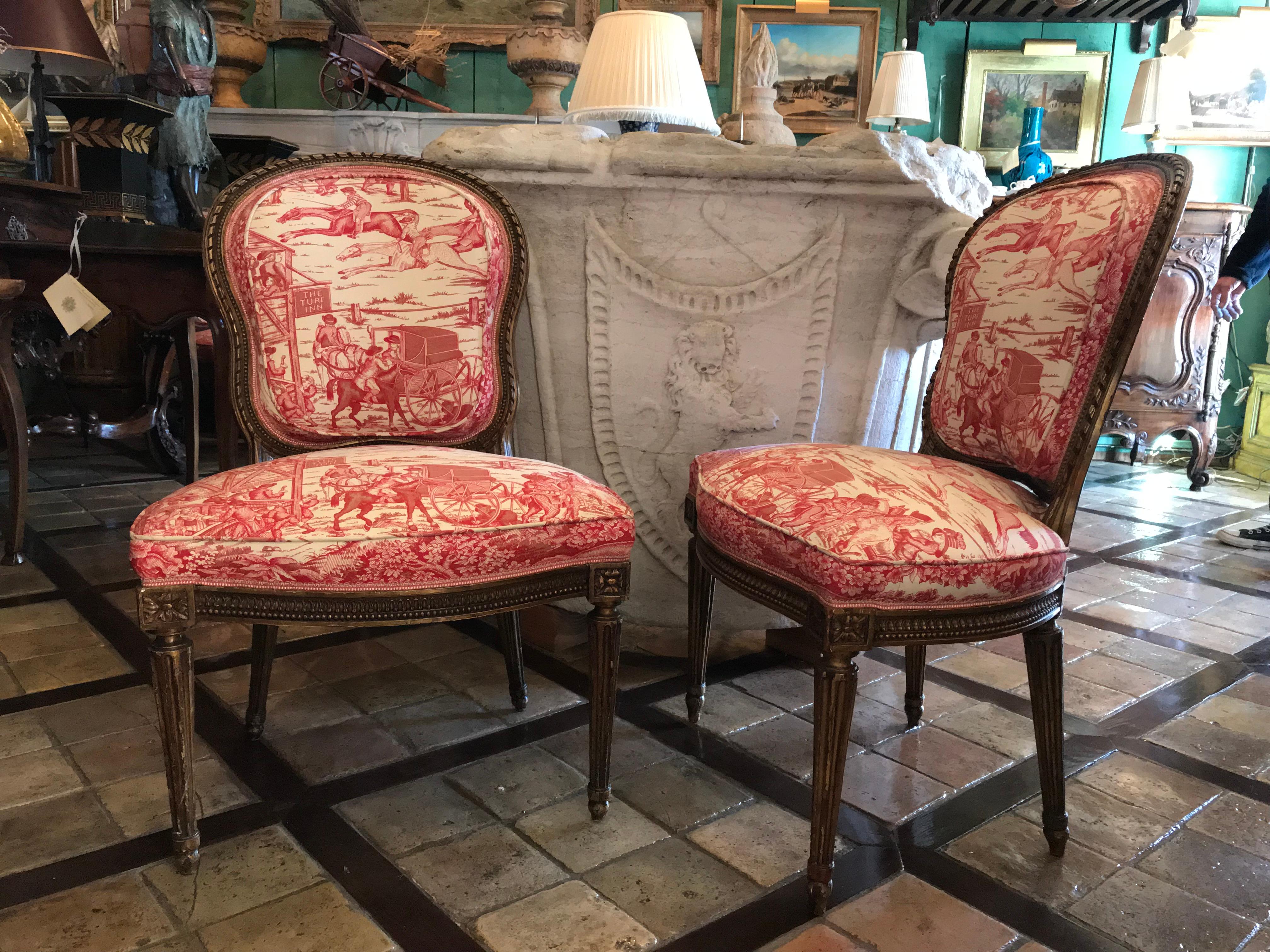 Ensemble de huit chaises françaises du XIXe siècle.
Chaise de salle à manger dorée de style Louis XVI avec de belles sculptures tout autour du dossier ovale. Rembourré en tissu rose et crème clair.
Chaque chaise est surélevée par des pieds cannelés