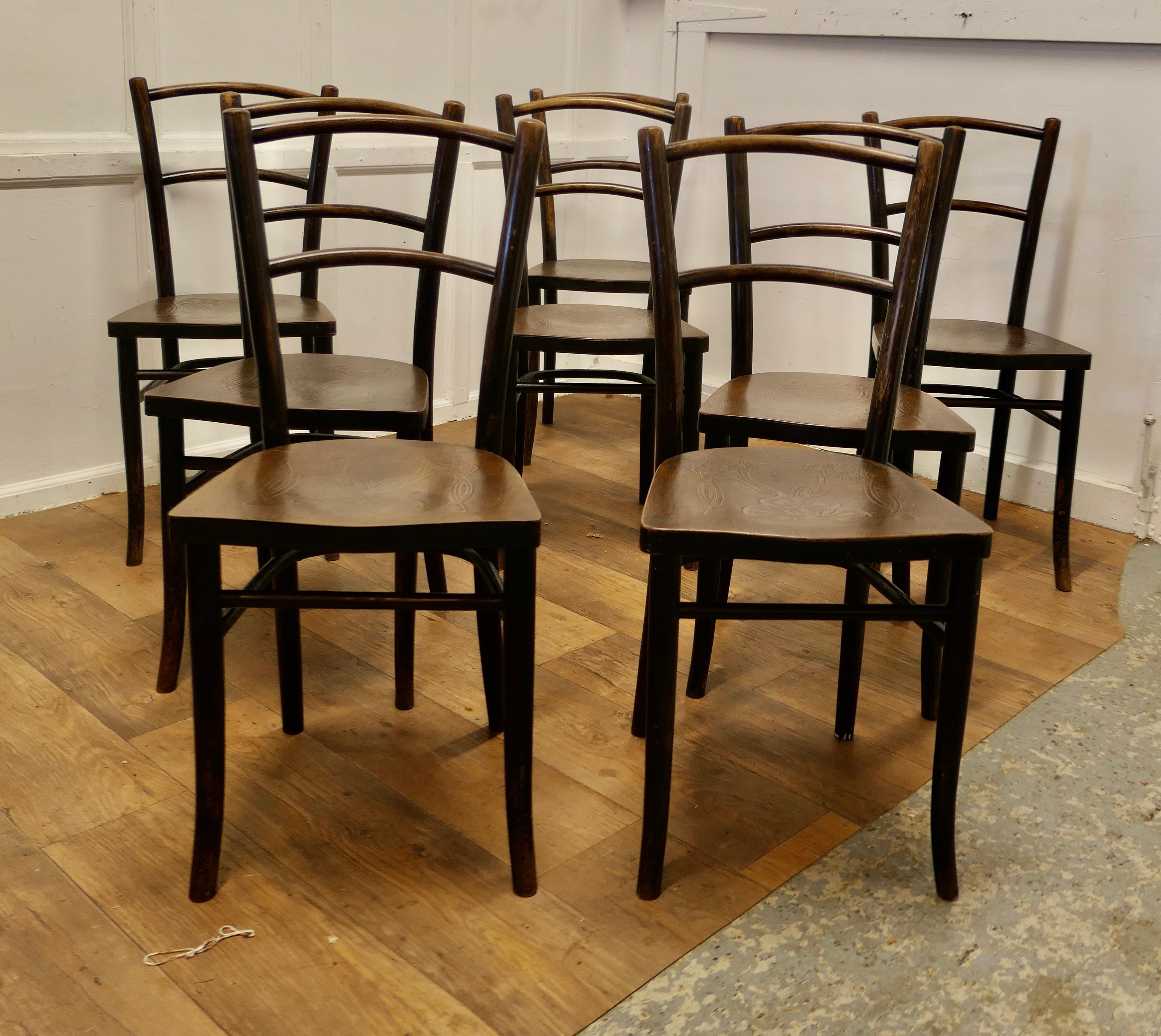 Set di 8 sedie bistrot in legno di Thonet del XIX secolo

Un robusto set di sedie in legno Bentwood Art Nouveau, tradizionalmente utilizzate nei bistrot europei; si tratta di un set molto precoce e in ottime condizioni. 
Le sedie hanno sedili in
