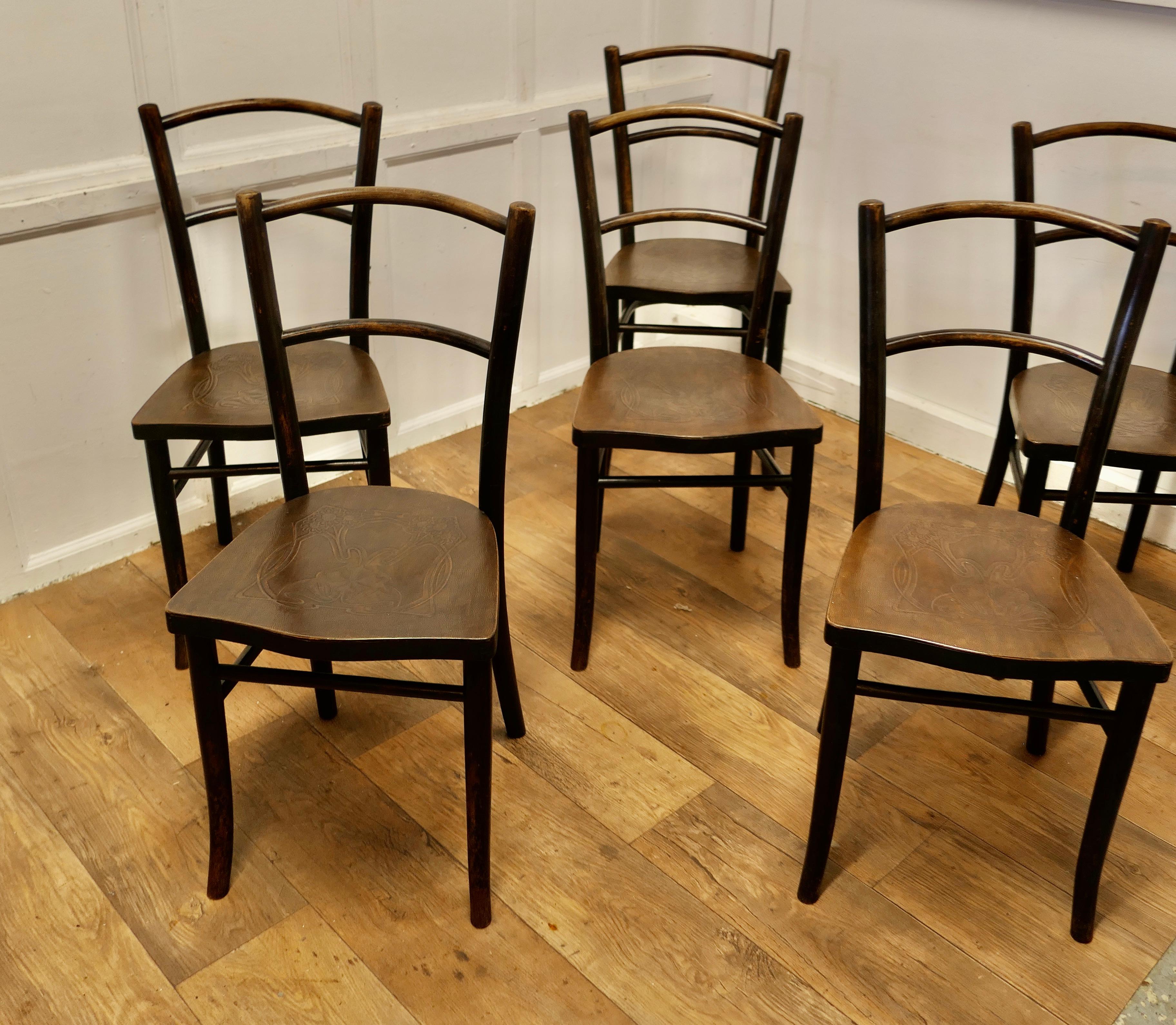 Fine XIX secolo Set di 8 sedie bistrot in legno di Thonet del XIX secolo  Un buon set robusto in vendita