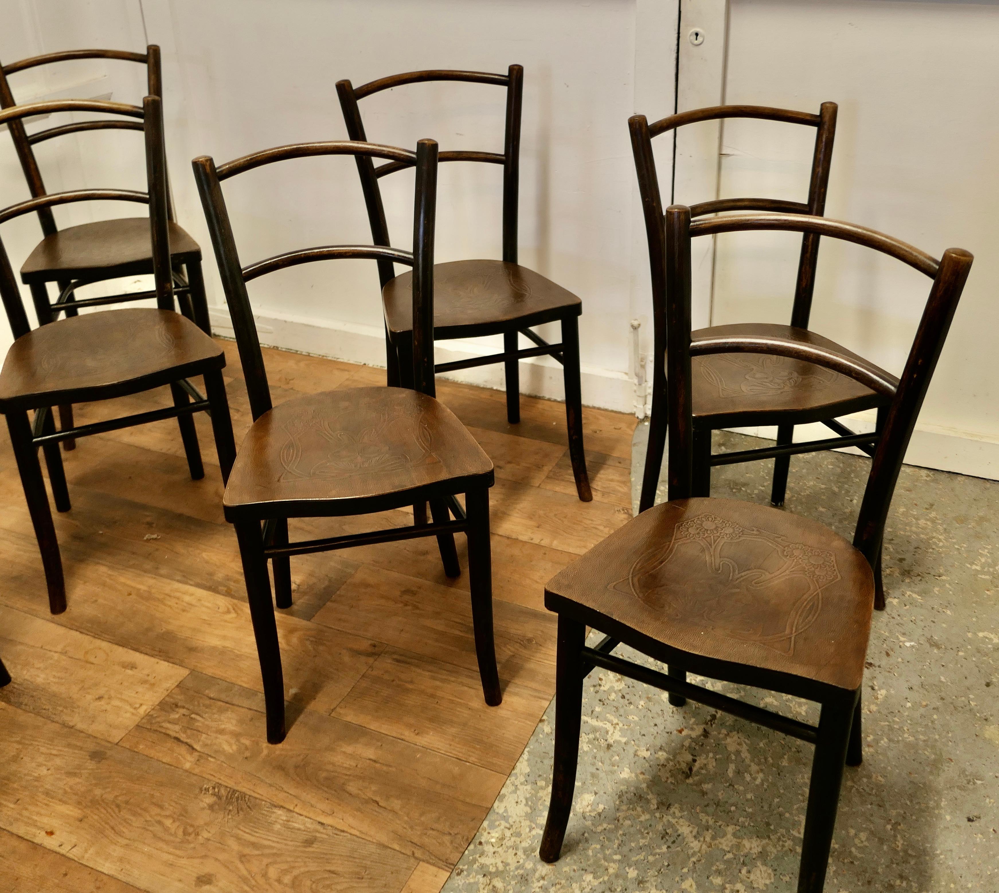 Legno curvato Set di 8 sedie bistrot in legno di Thonet del XIX secolo  Un buon set robusto in vendita