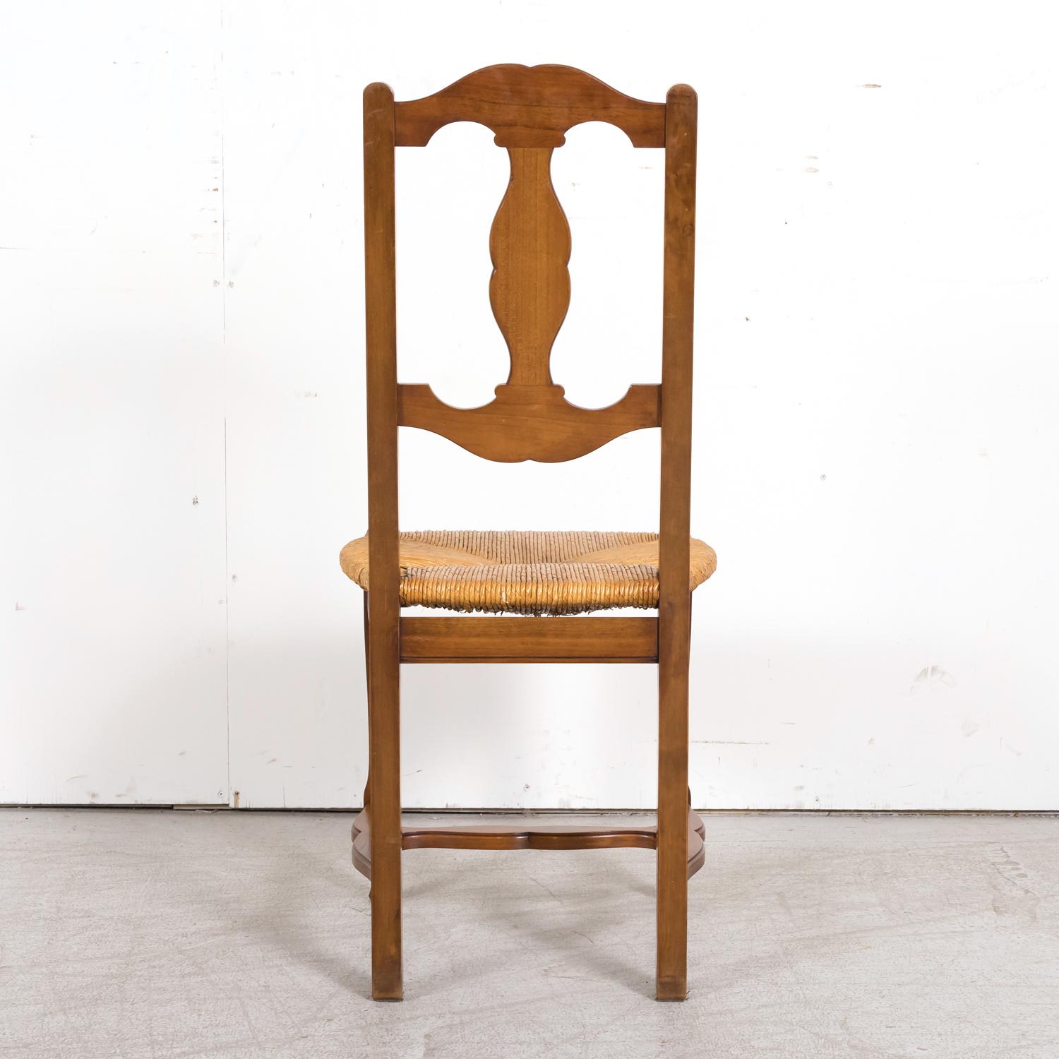 Satz von 8 geschnitzten Esszimmerstühlen aus Nussbaumholz im französischen Louis-XV-Stil des 19. Jahrhunderts im Angebot 10