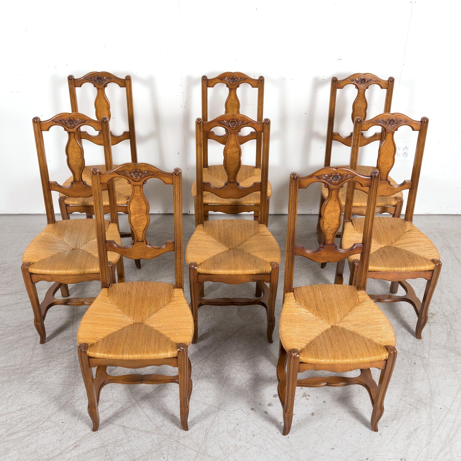 Satz von 8 geschnitzten Esszimmerstühlen aus Nussbaumholz im französischen Louis-XV-Stil des 19. Jahrhunderts (Louis XVI.) im Angebot