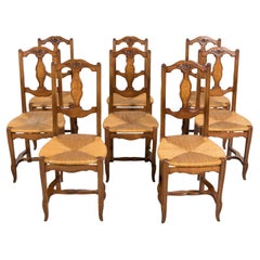 Set di 8 sedie da pranzo in legno di noce intagliato in stile Luigi XV francese del XIX secolo