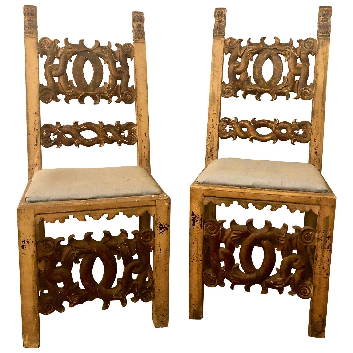 A set of eight finely carved and gilt dining chairs, all finely distress paint decorative with original horsehair seats. Each alternating chair measures 18 in W, 43 in H, 15 in D. with the other alternately chair slightly larger.