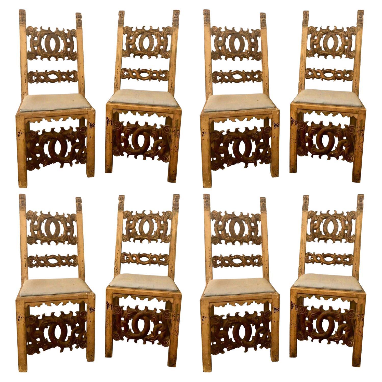 Ensemble de 8 chaises de salle à manger sculptées de style néo-renaissance italienne du 19ème siècle
