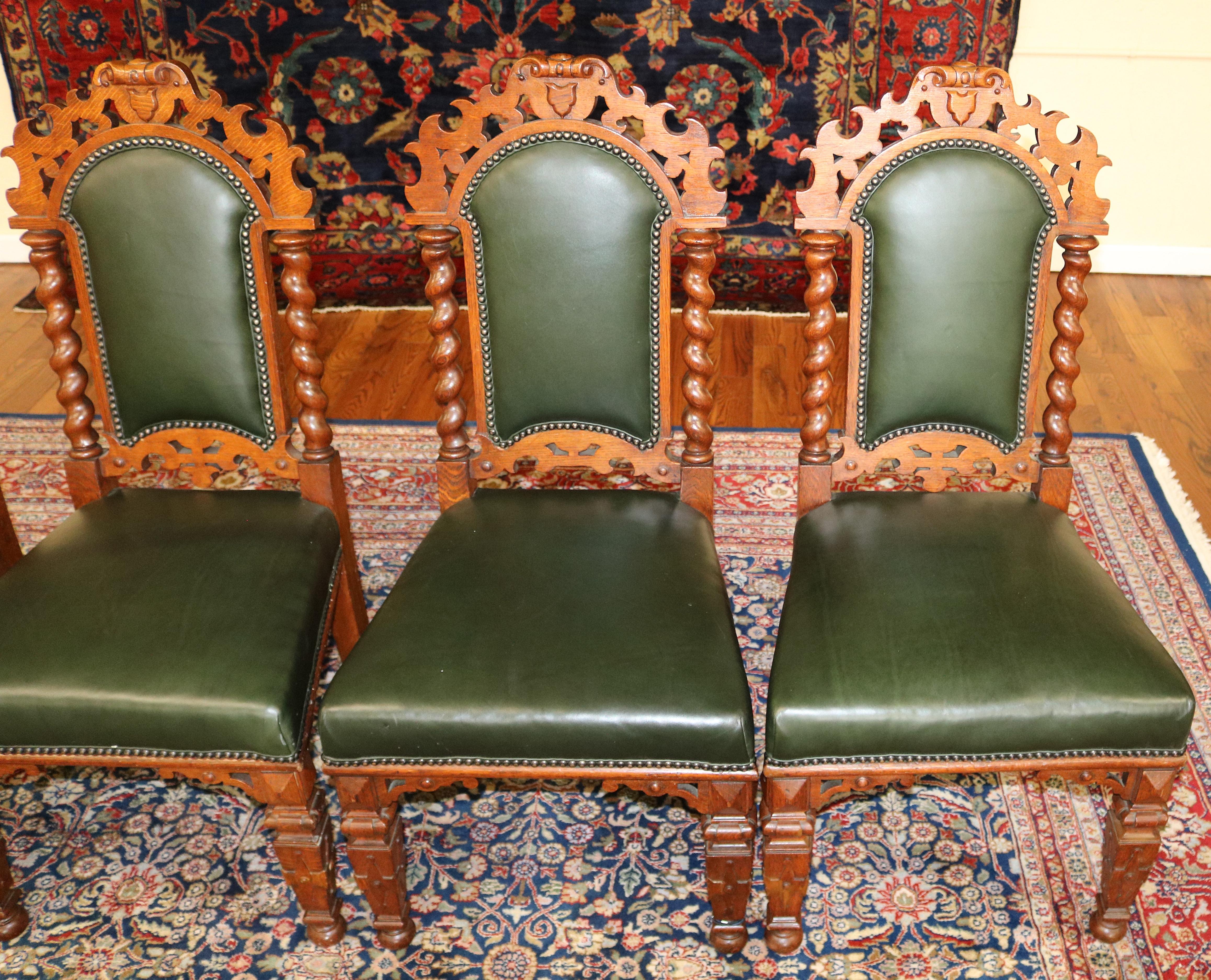 Ensemble de 8 chaises de salle à manger victoriennes du 19ème siècle en chêne torsadé et cuir vert en vente 5