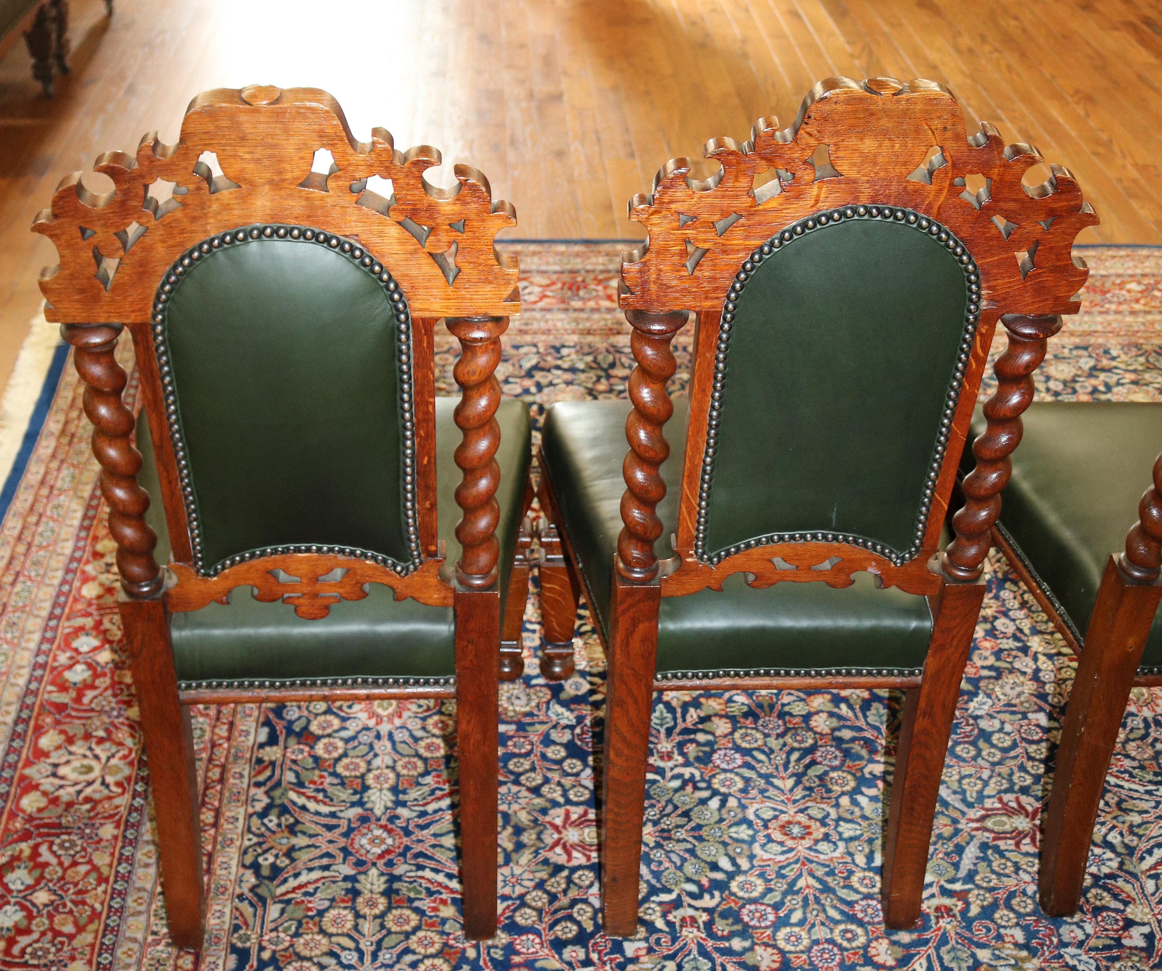 Ensemble de 8 chaises de salle à manger victoriennes du 19ème siècle en chêne torsadé et cuir vert en vente 6