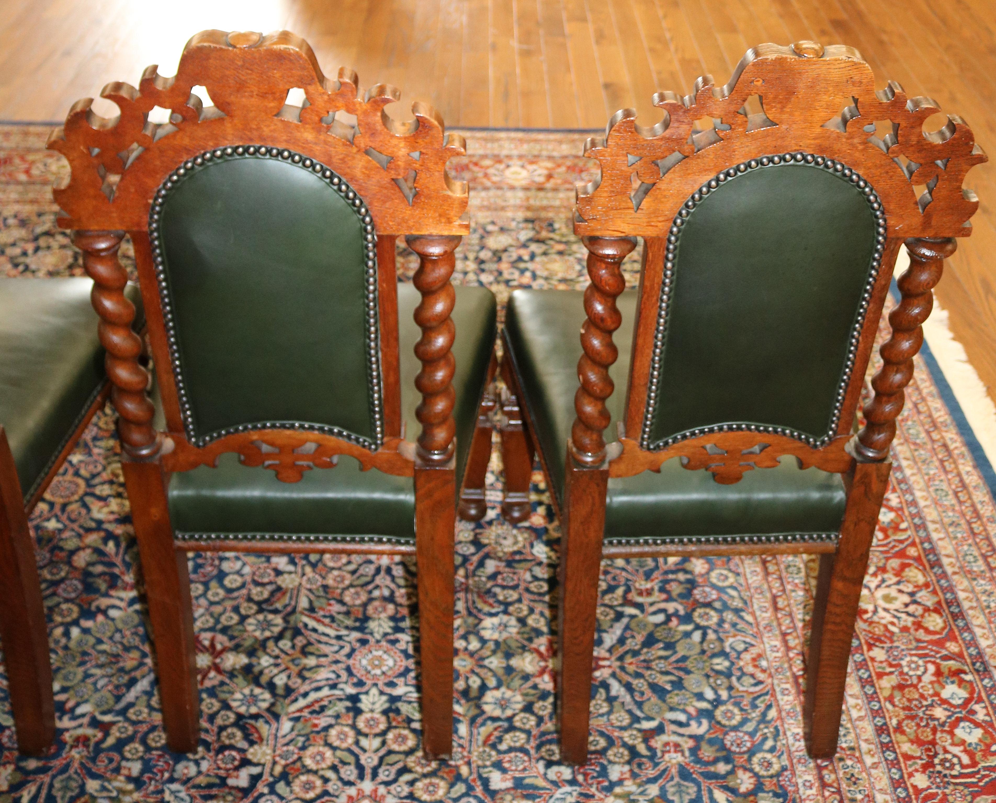Ensemble de 8 chaises de salle à manger victoriennes du 19ème siècle en chêne torsadé et cuir vert en vente 7