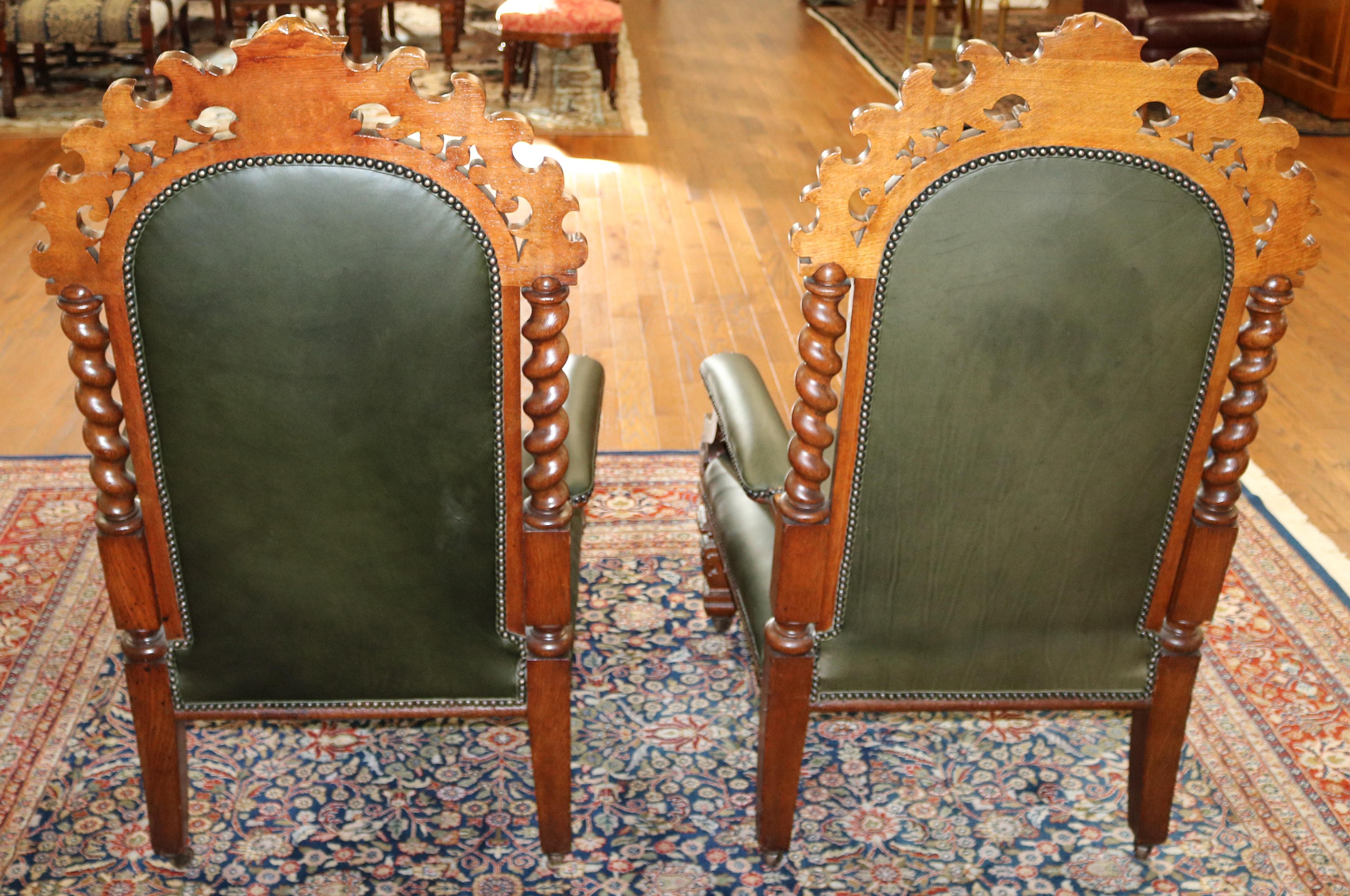 Ensemble de 8 chaises de salle à manger victoriennes du 19ème siècle en chêne torsadé et cuir vert en vente 11