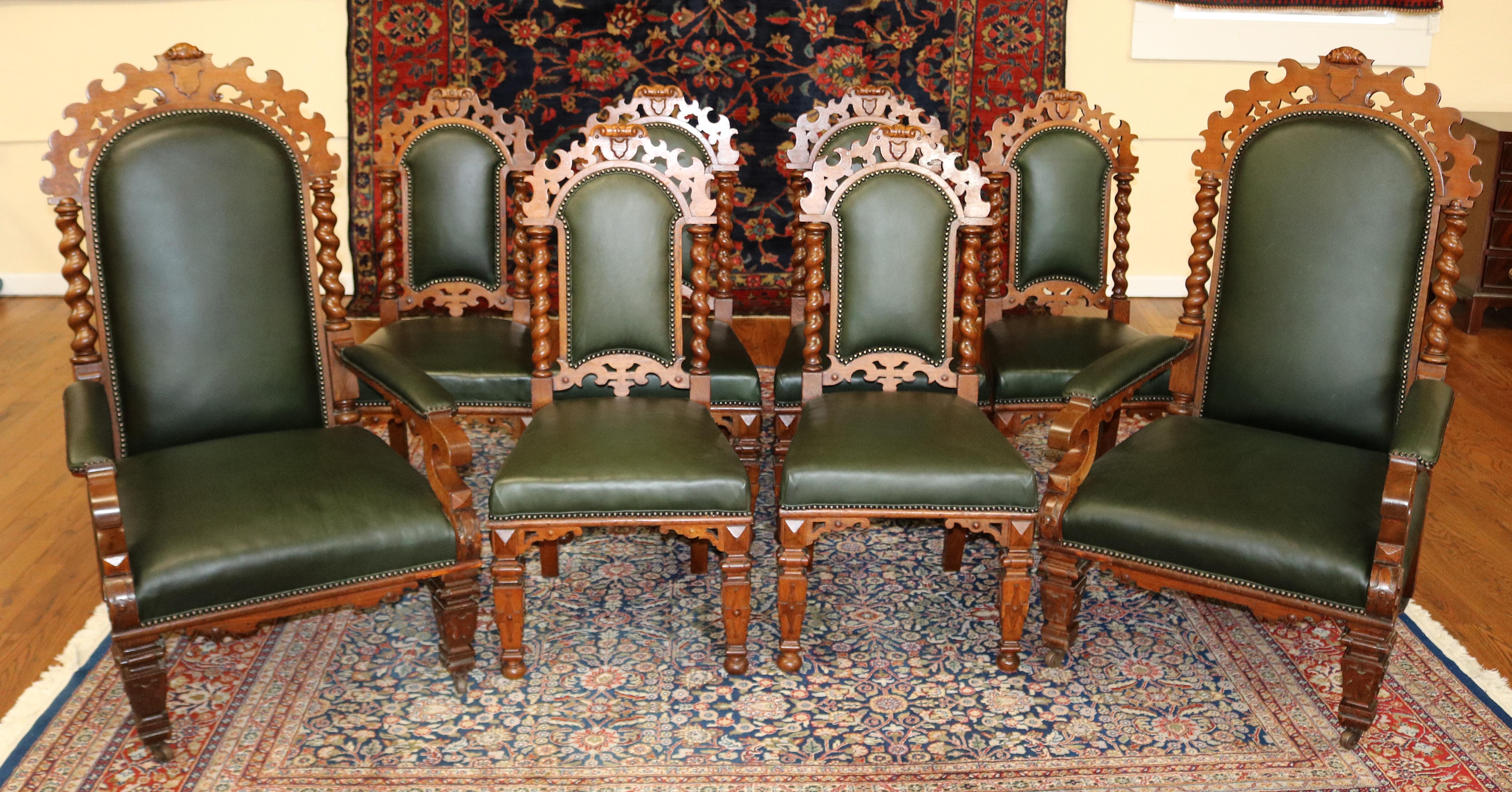 Satz von 8 viktorianischen Barley Twist-Esszimmerstühlen aus Eiche und grünem Leder aus dem 19. Jahrhundert im Zustand „Gut“ im Angebot in Long Branch, NJ