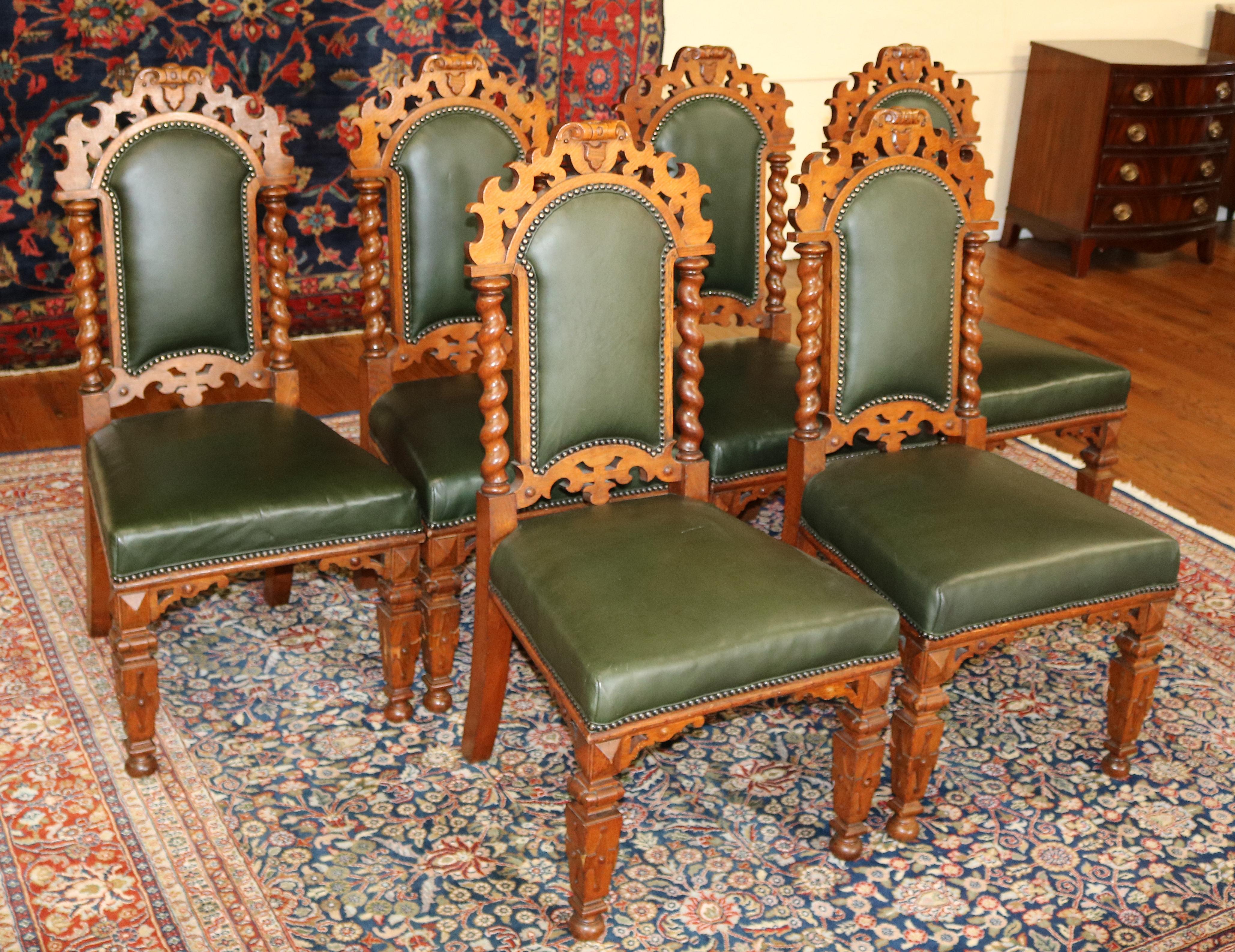 XIXe siècle Ensemble de 8 chaises de salle à manger victoriennes du 19ème siècle en chêne torsadé et cuir vert en vente