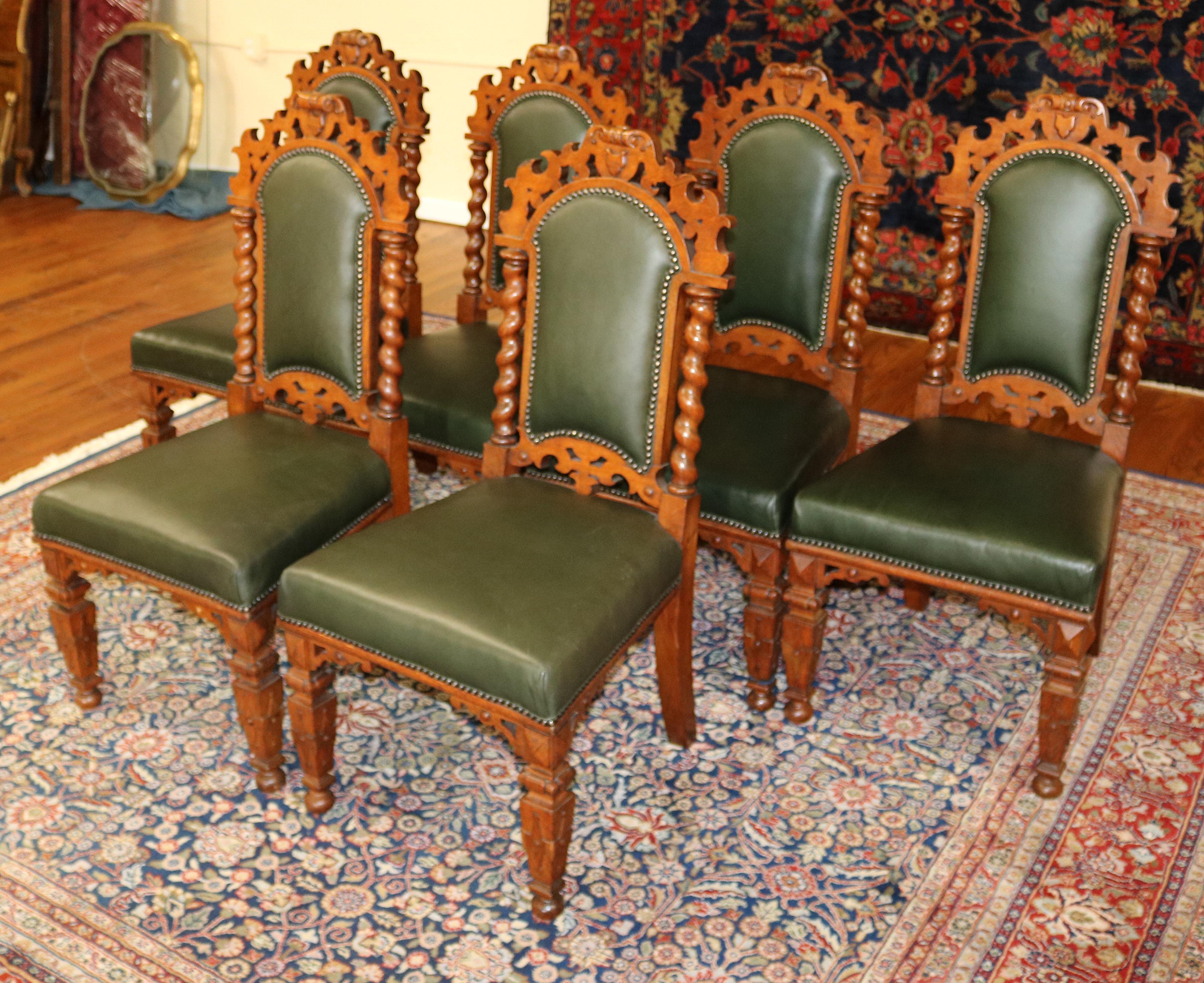 Cuir Ensemble de 8 chaises de salle à manger victoriennes du 19ème siècle en chêne torsadé et cuir vert en vente