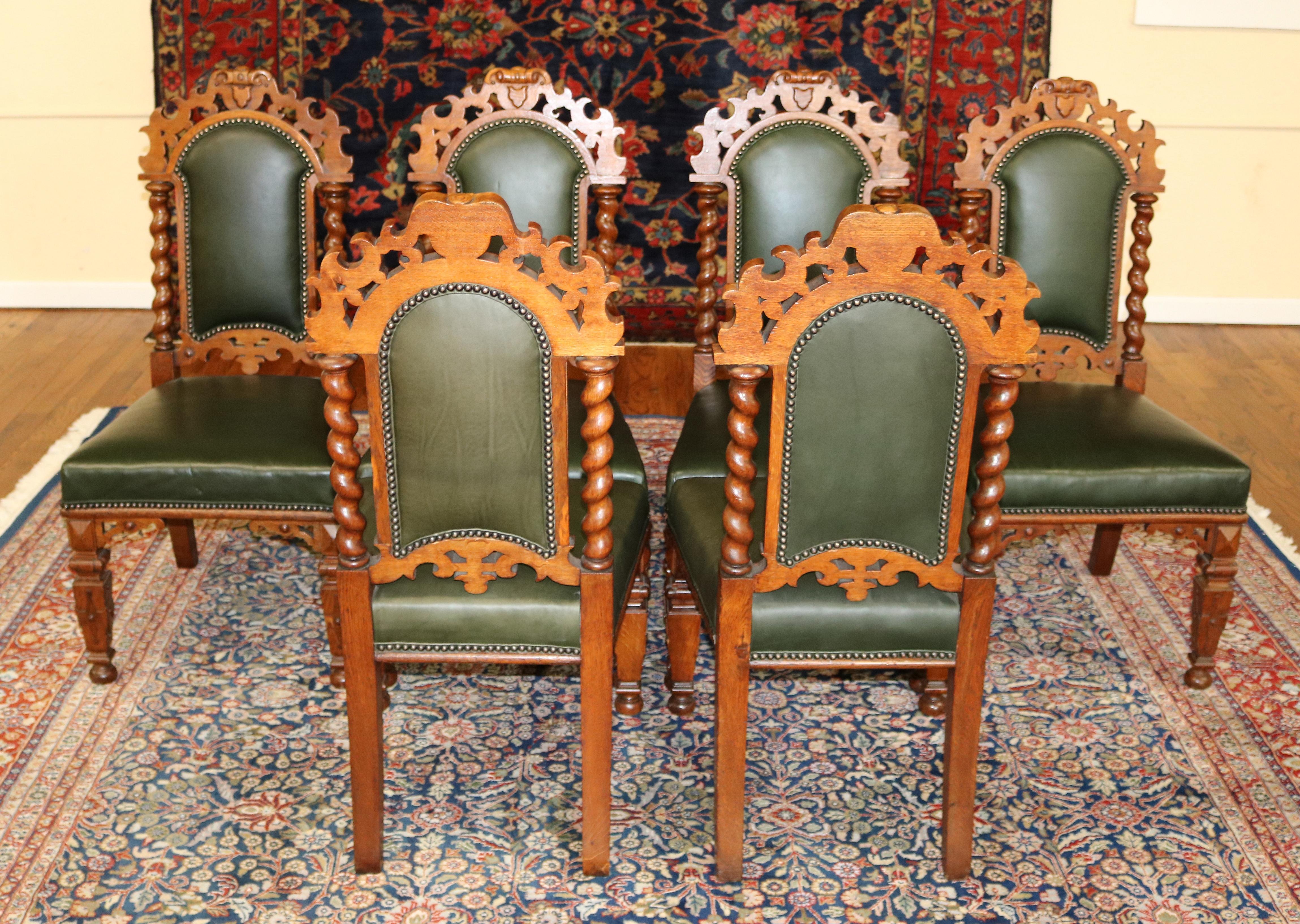 Ensemble de 8 chaises de salle à manger victoriennes du 19ème siècle en chêne torsadé et cuir vert en vente 1