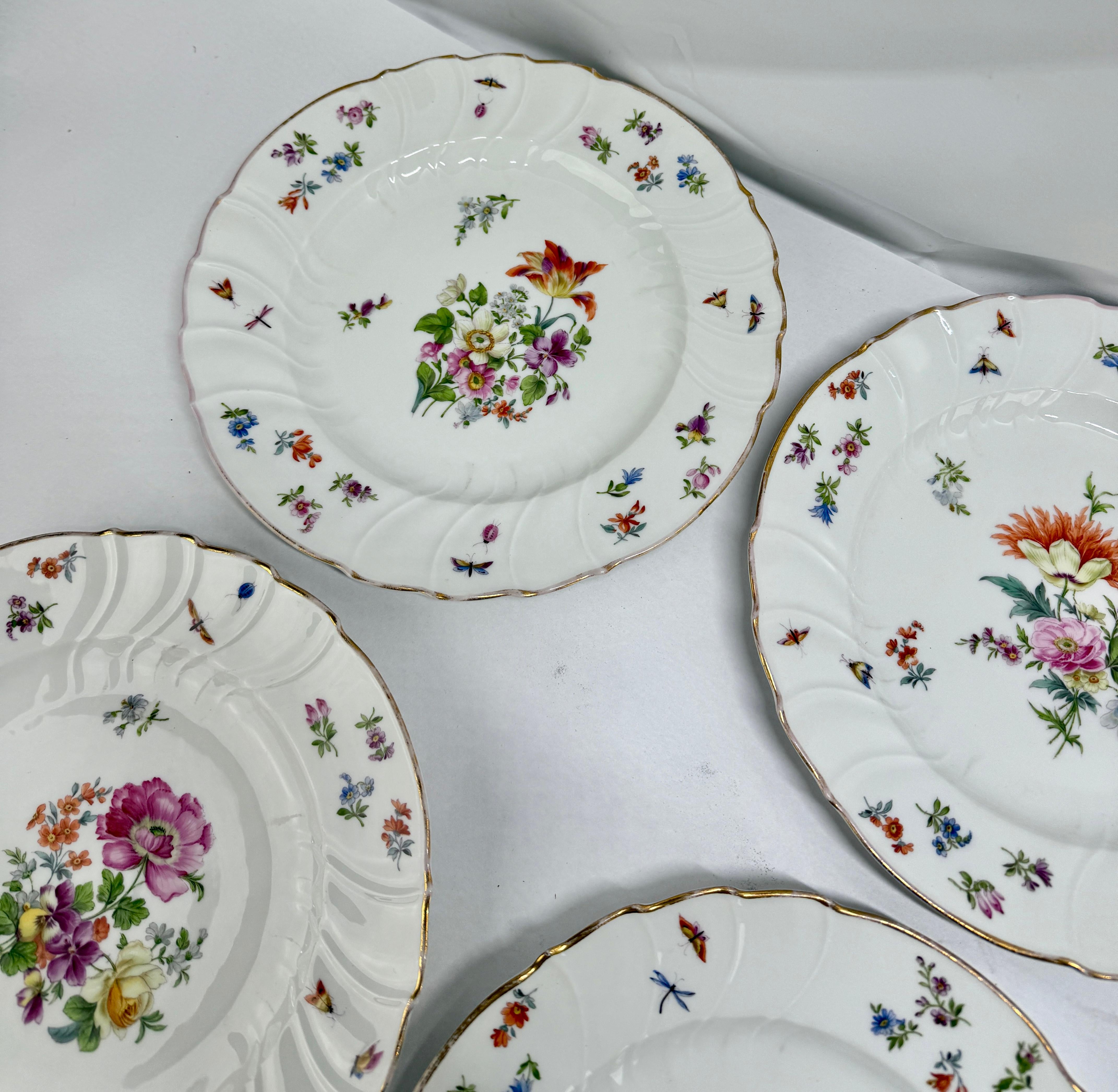 Ensemble de 8 (+3) assiettes à dîner antiques en porcelaine de style Herend avec papillons et fleurs en vente 3