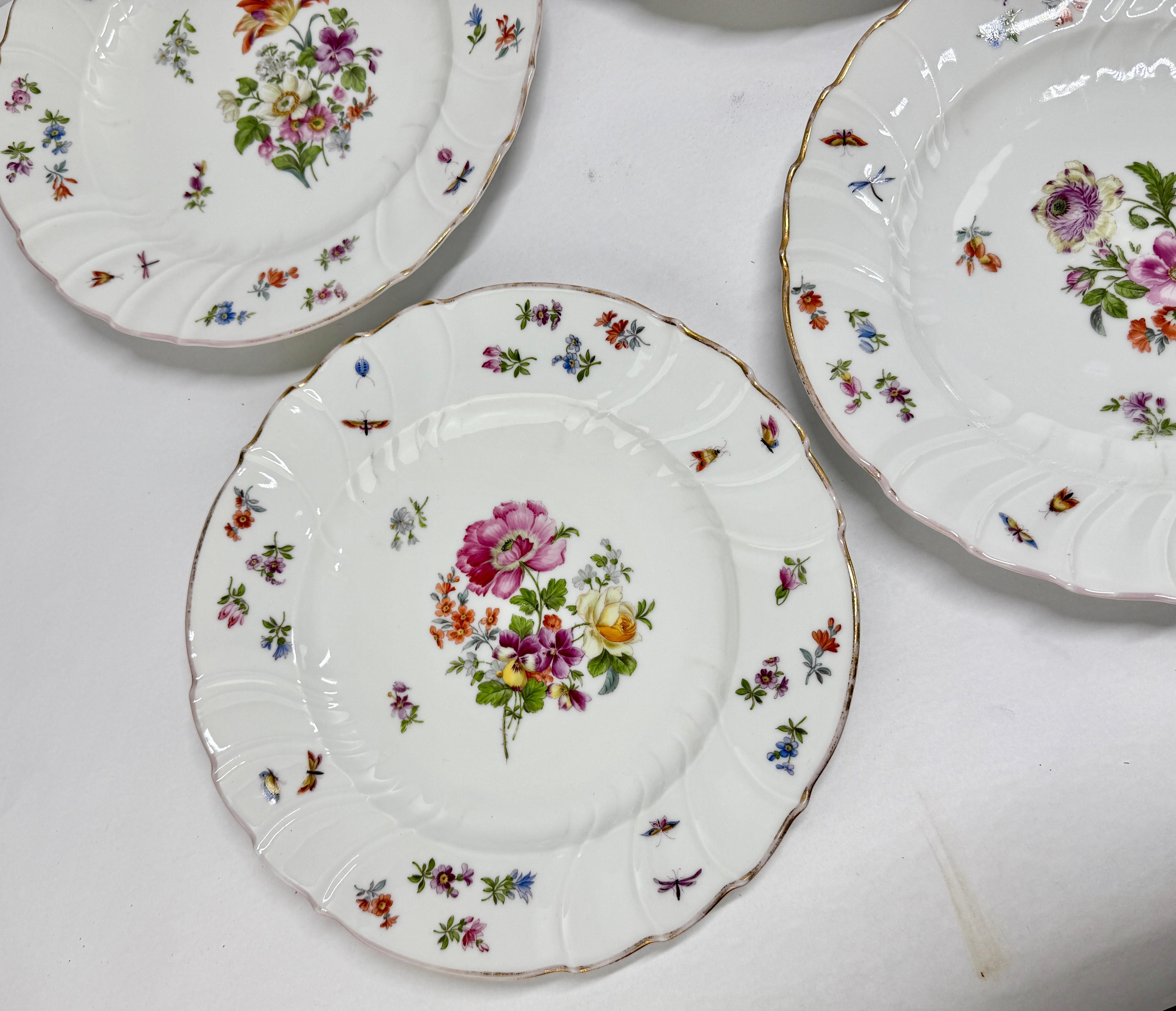 Ensemble de 8 (+3) assiettes à dîner antiques en porcelaine de style Herend avec papillons et fleurs en vente 4