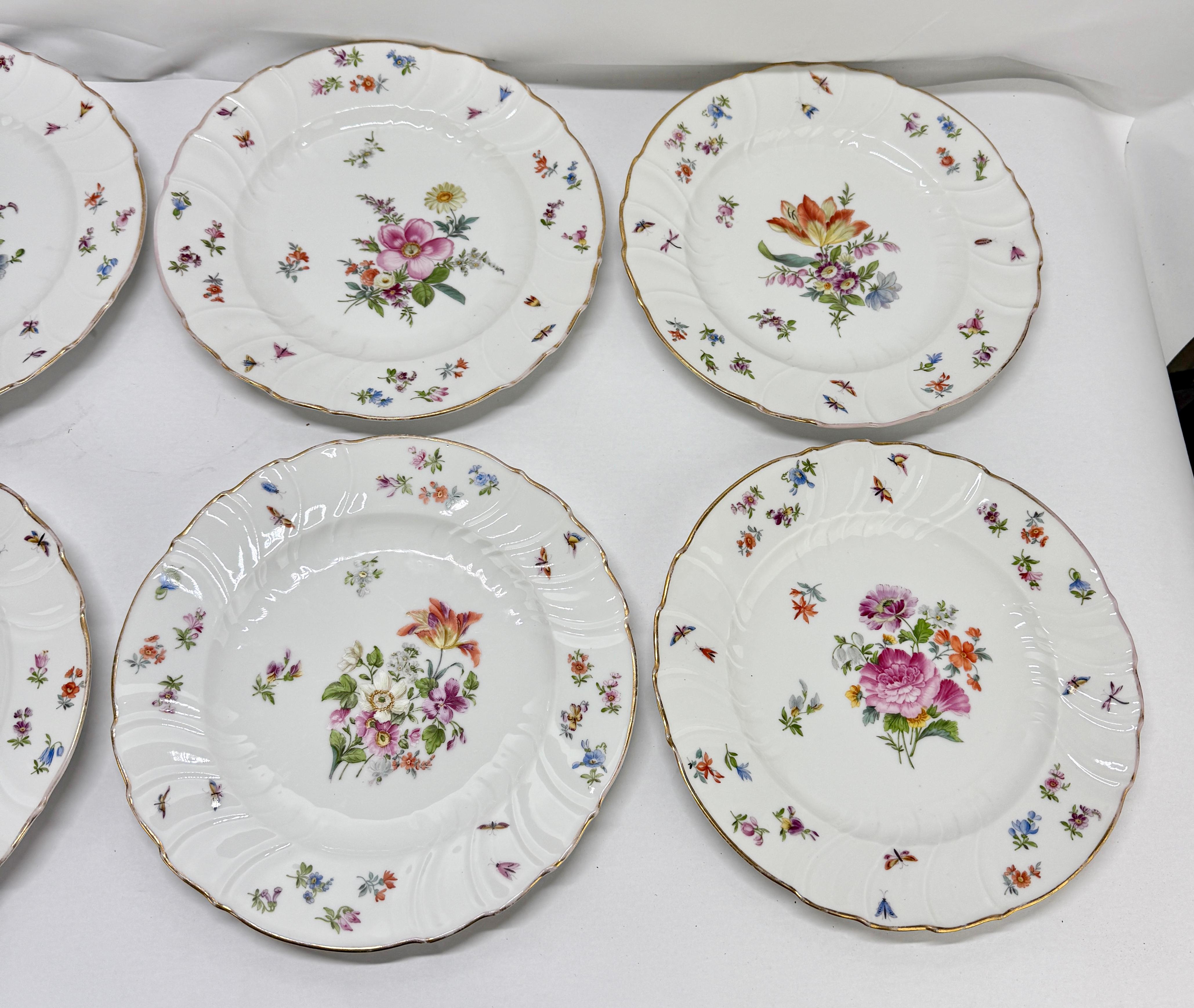 Cet ensemble exquis de huit assiettes en porcelaine, fabriqué dans le style de Herend vers 1900, incarne l'élégance luxueuse et l'artisanat méticuleux synonymes de l'art européen de la céramique. Chaque assiette est ornée de vibrants bouquets