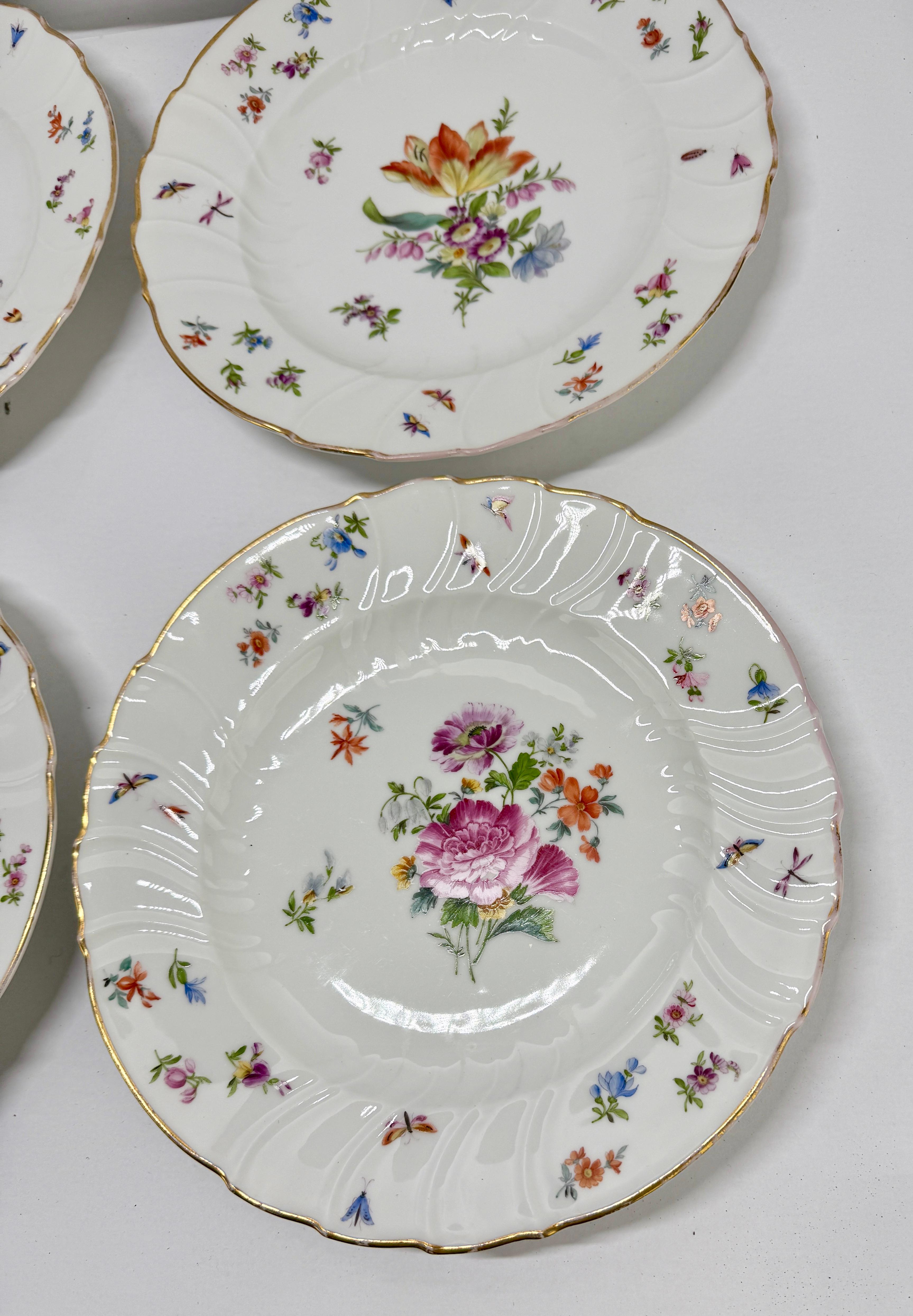 Britannique Ensemble de 8 (+3) assiettes à dîner antiques en porcelaine de style Herend avec papillons et fleurs en vente