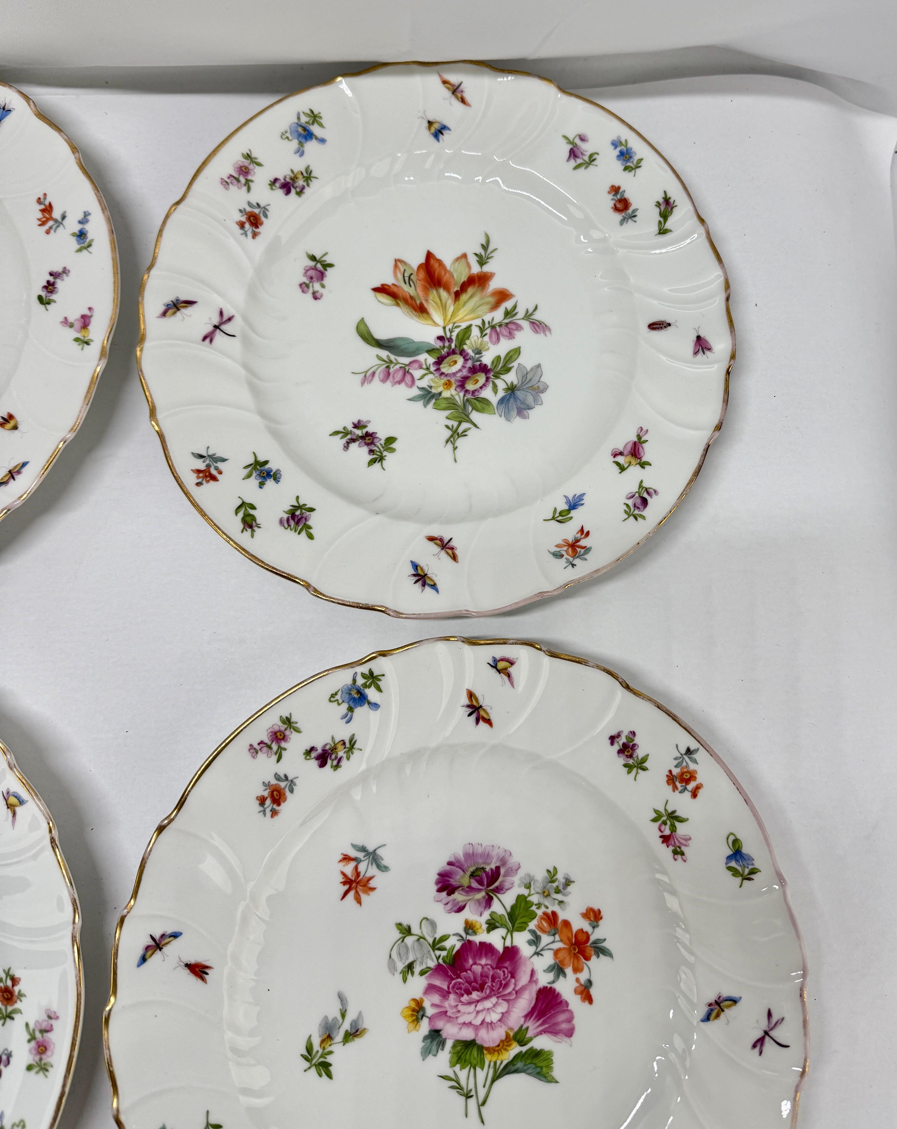 Ensemble de 8 (+3) assiettes à dîner antiques en porcelaine de style Herend avec papillons et fleurs Bon état - En vente à Atlanta, GA