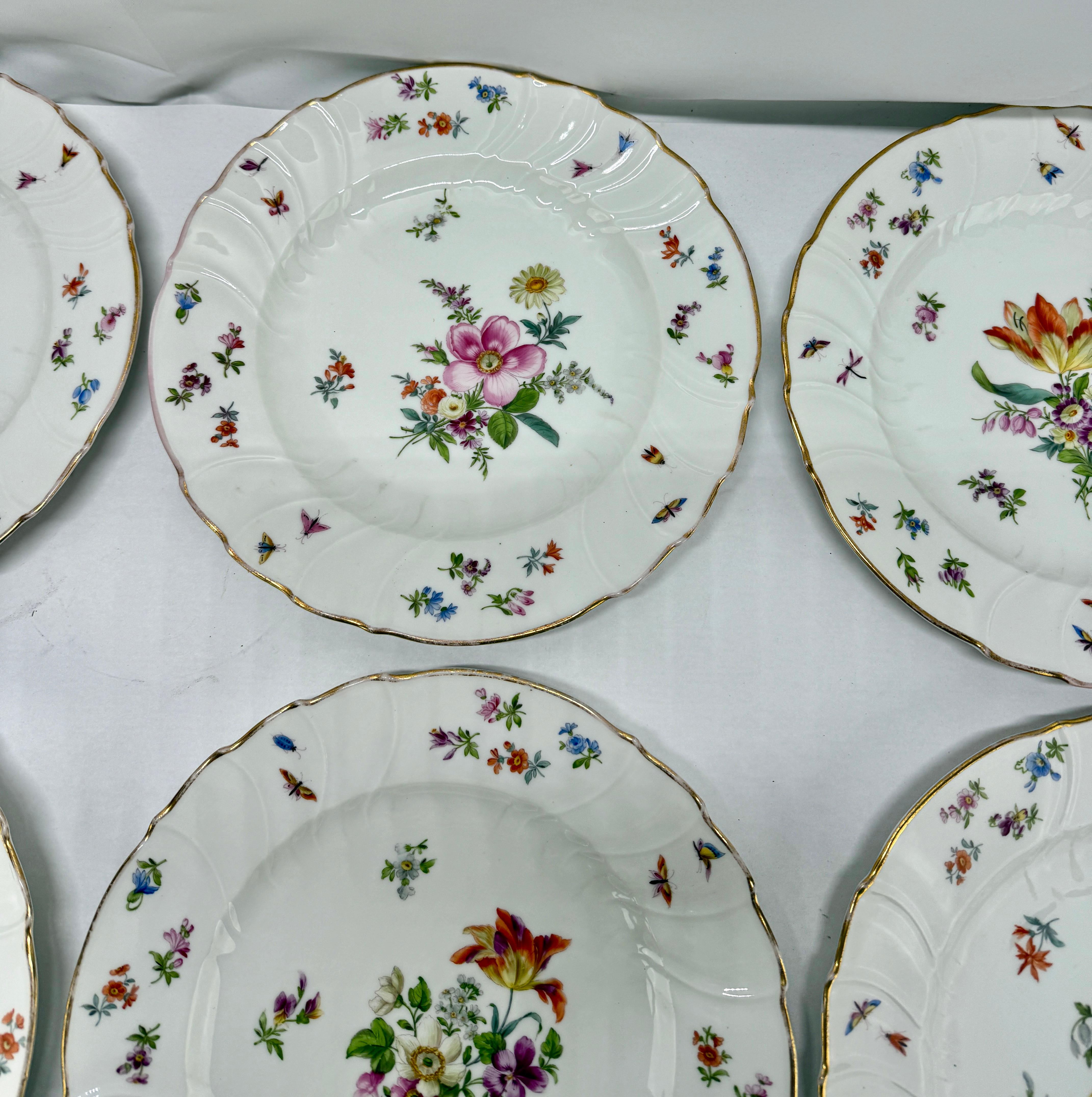20ième siècle Ensemble de 8 (+3) assiettes à dîner antiques en porcelaine de style Herend avec papillons et fleurs en vente