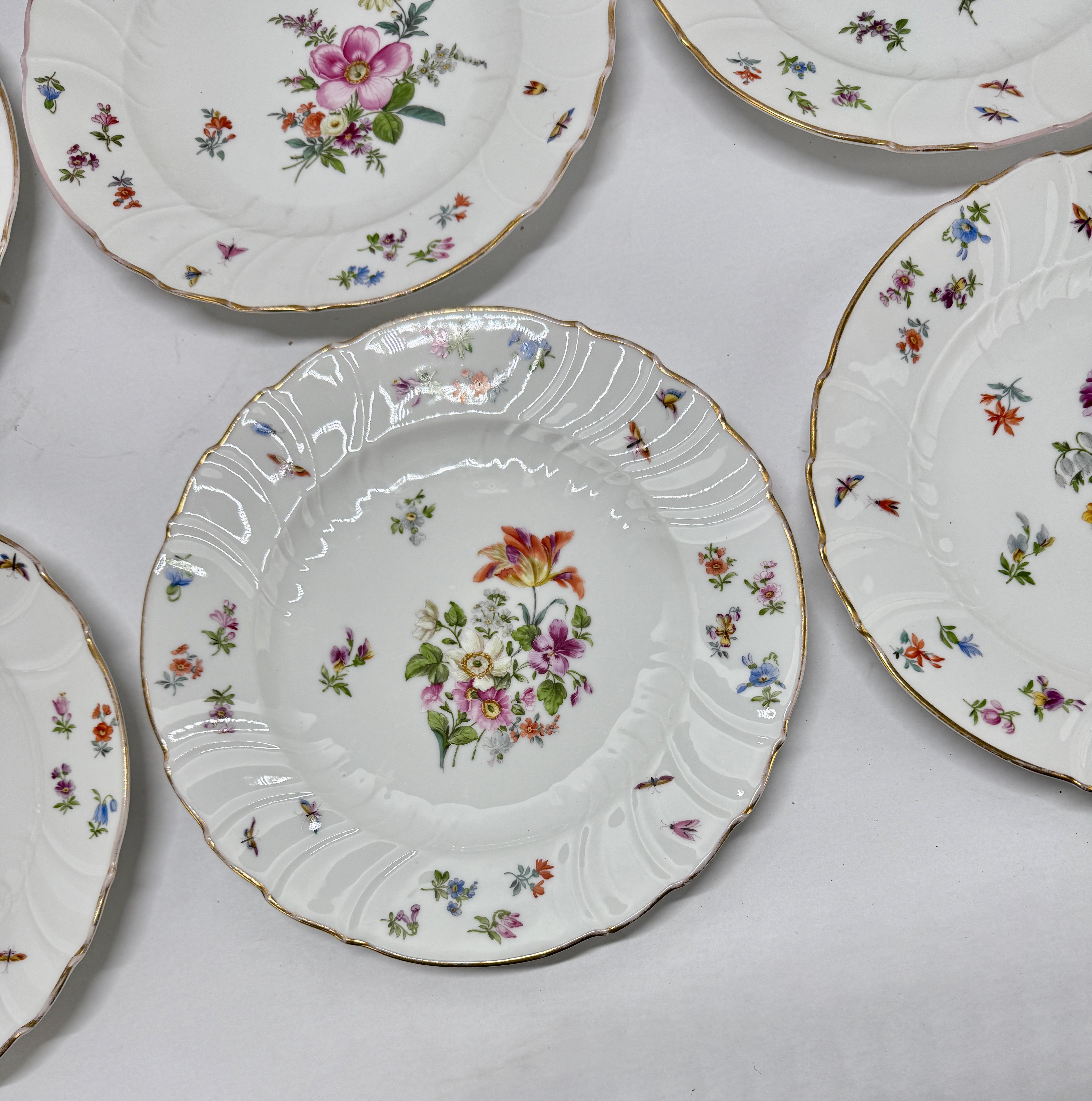 Porcelaine Ensemble de 8 (+3) assiettes à dîner antiques en porcelaine de style Herend avec papillons et fleurs en vente