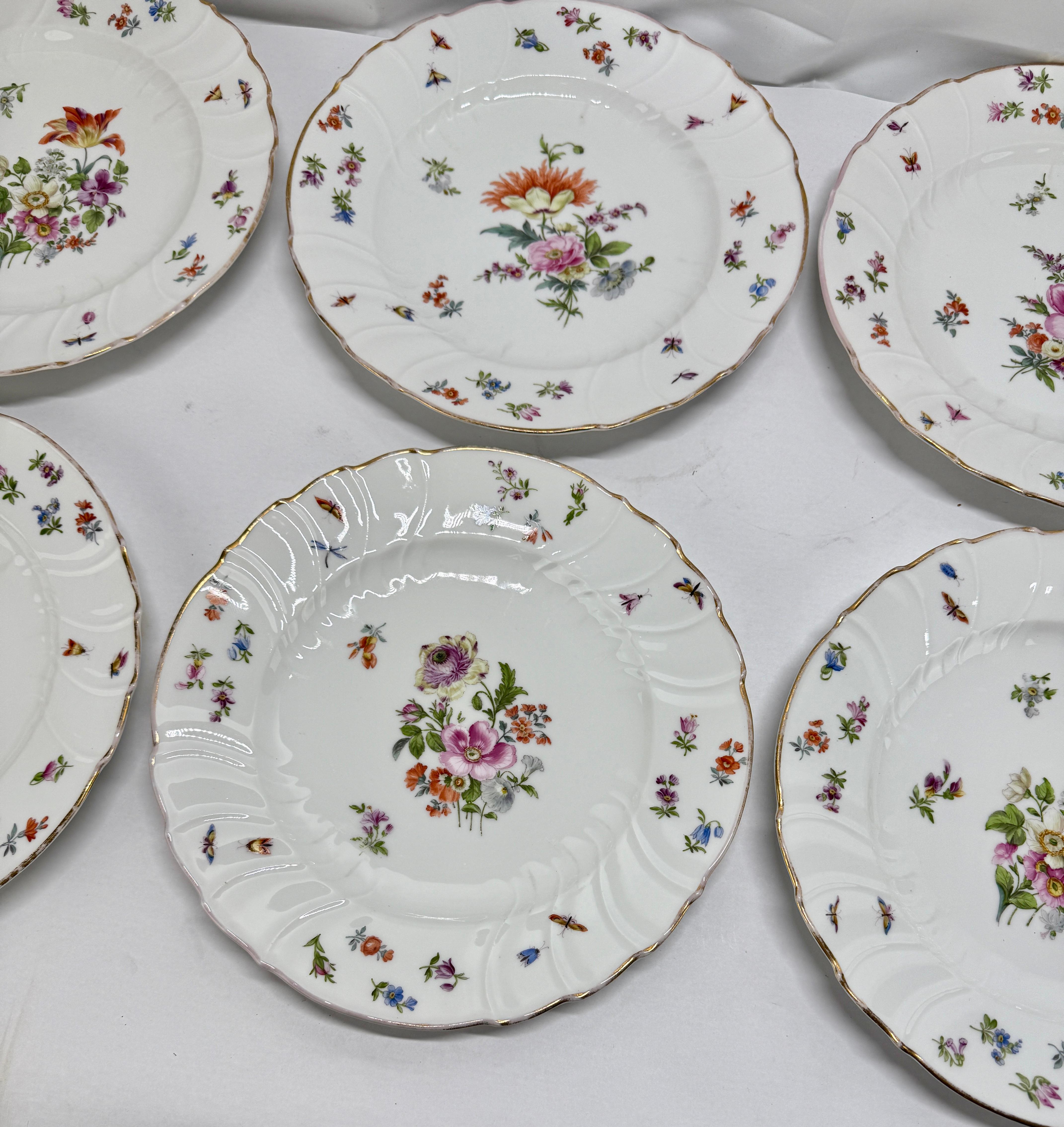 Ensemble de 8 (+3) assiettes à dîner antiques en porcelaine de style Herend avec papillons et fleurs en vente 1