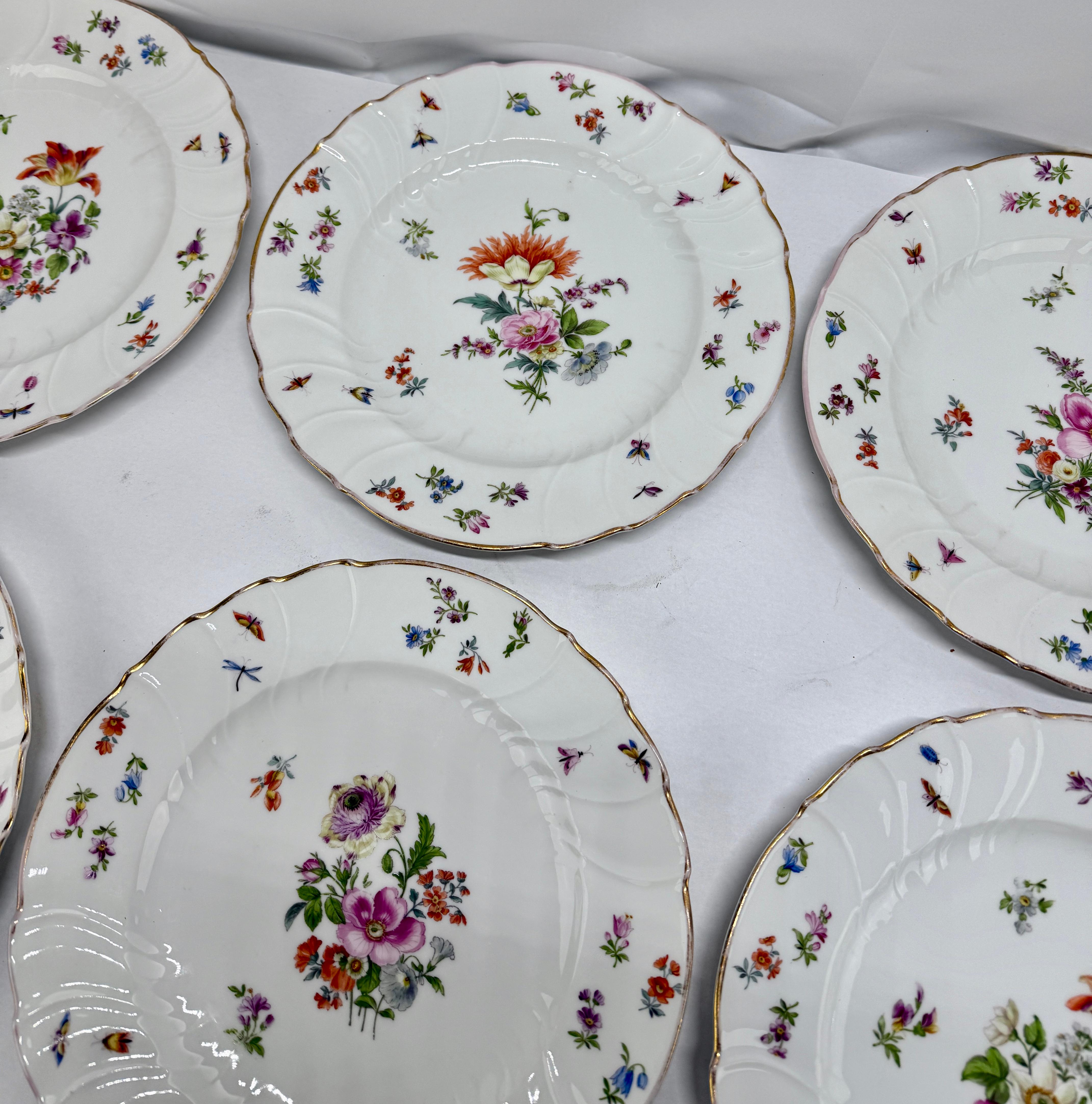 Ensemble de 8 (+3) assiettes à dîner antiques en porcelaine de style Herend avec papillons et fleurs en vente 2
