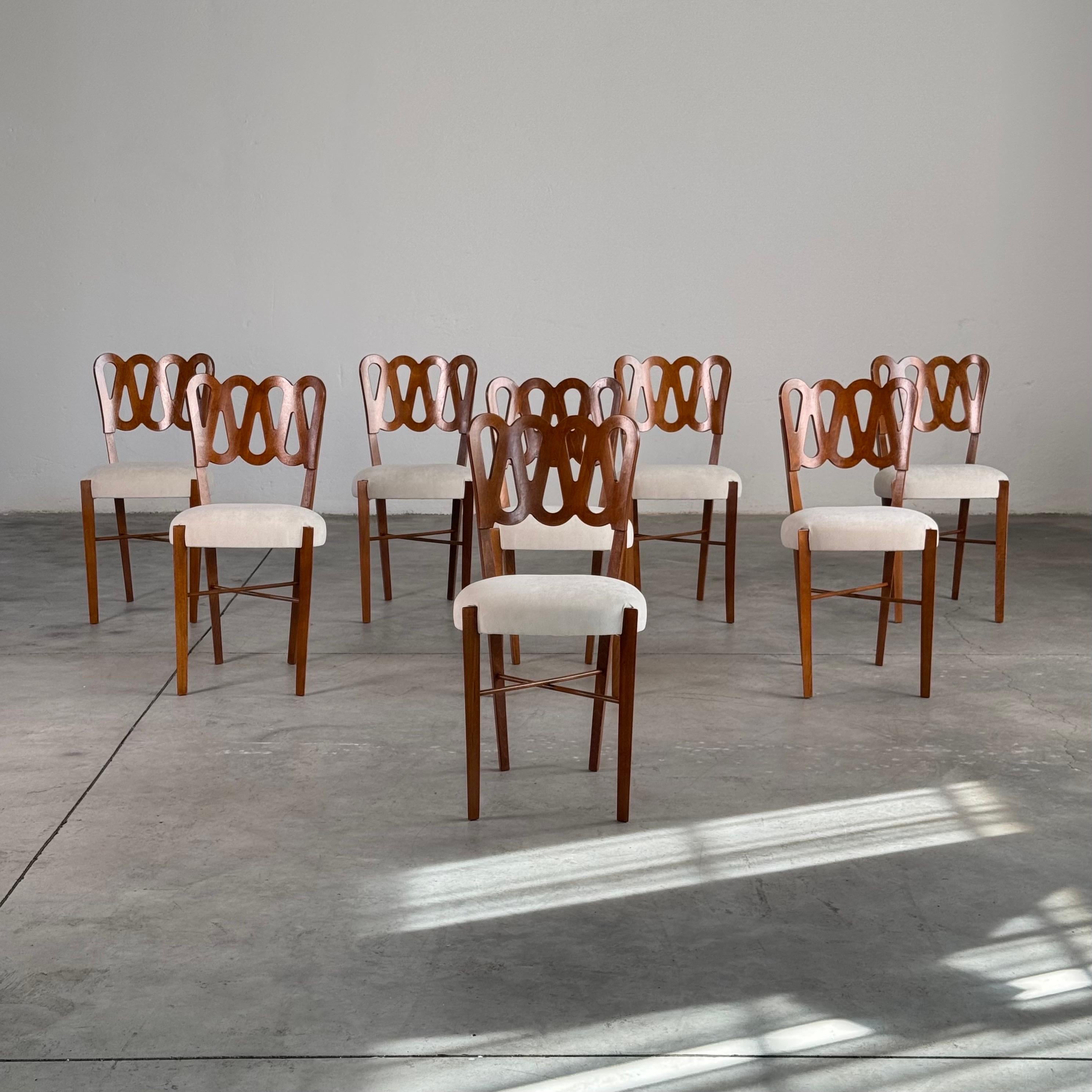 Ursprünglich von Gio Ponti für die VI. Triennale di Milano 1936 entworfen, wurde dieses Set aus acht Esszimmerstühlen in den 1970er Jahren von Montina neu aufgelegt, wobei die poetische Kraft und formale Klarheit des ursprünglichen Entwurfs erhalten