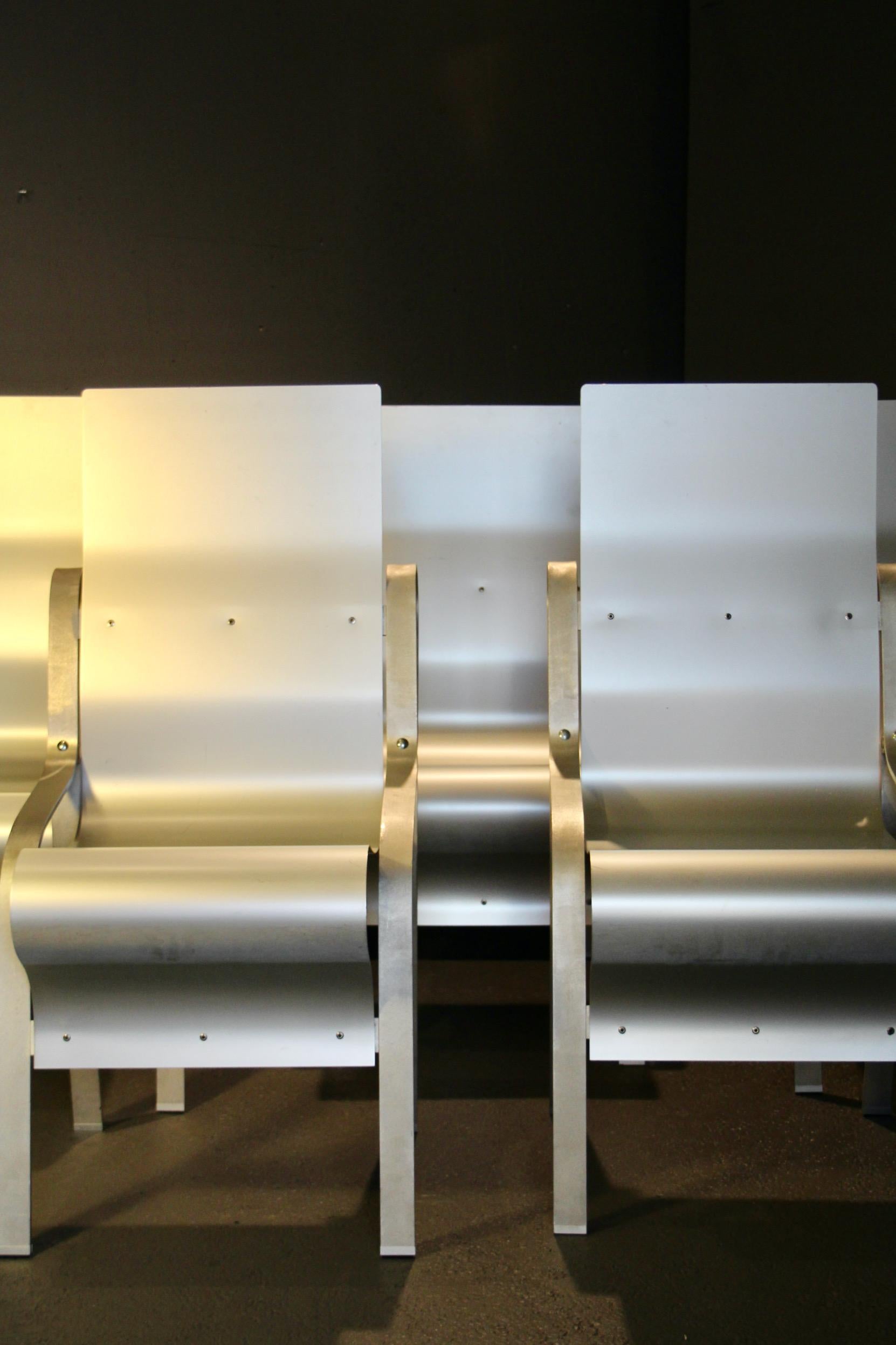 Satz von 8 signierten und nummerierten Aluminiumstühlen im Angebot 5