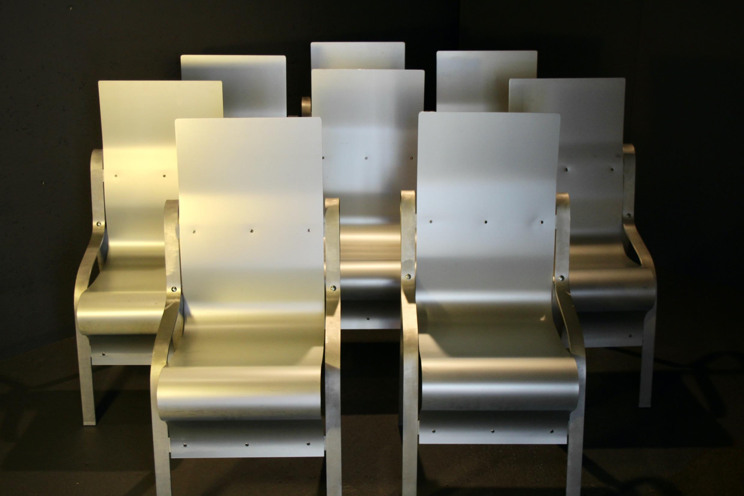 Satz von 8 signierten und nummerierten Aluminiumstühlen im Zustand „Gut“ im Angebot in grand Lancy, CH