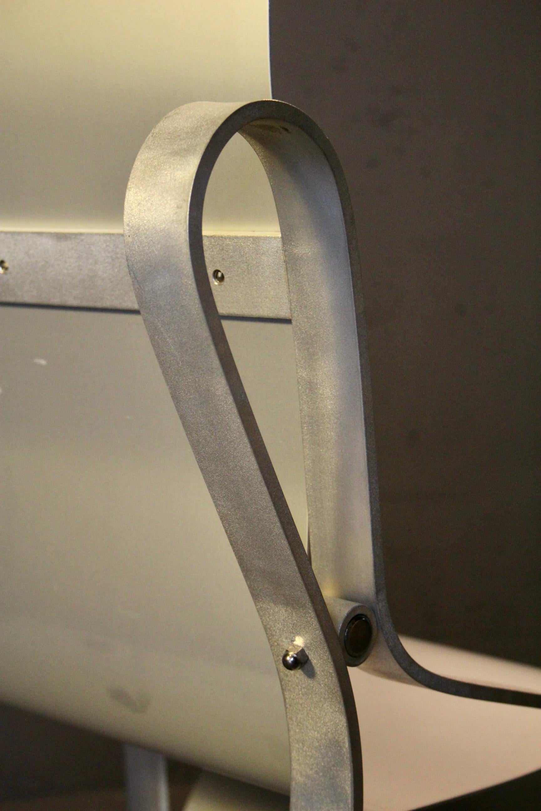 Satz von 8 signierten und nummerierten Aluminiumstühlen im Angebot 1