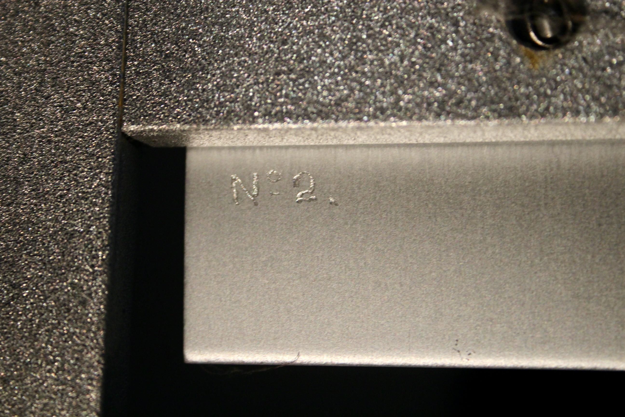 Satz von 8 signierten und nummerierten Aluminiumstühlen im Angebot 4