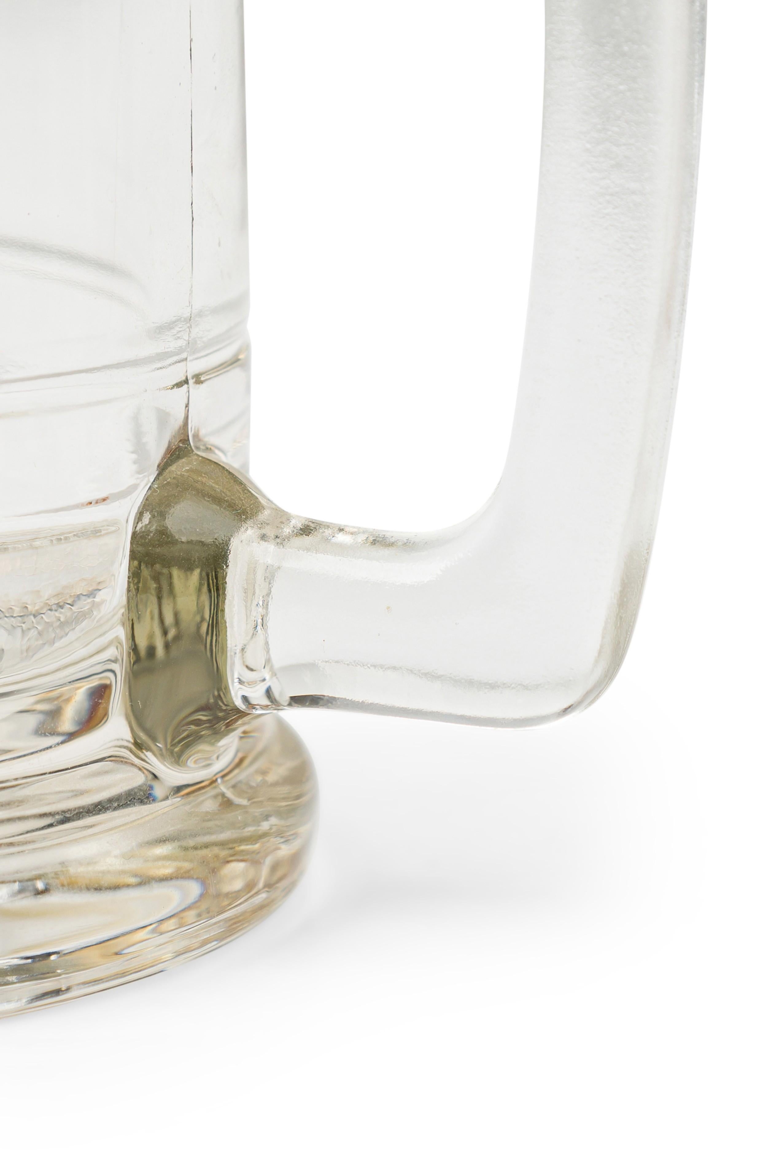 Juego de 8 jarras de cerveza americanas de cristal de mediados de siglo con adornos dorados en venta 1