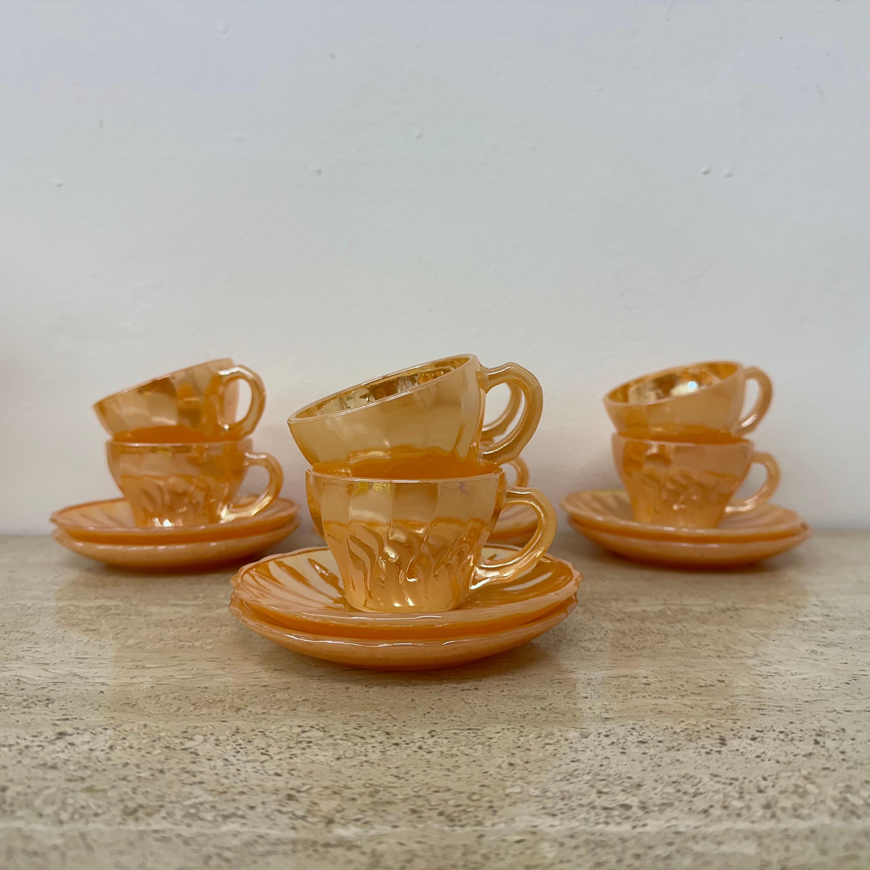 Set di 8 re del fuoco Anchor e Hocking  Tazze e piatti Peach Lustre Laurel In condizioni buone in vendita a Delft, NL