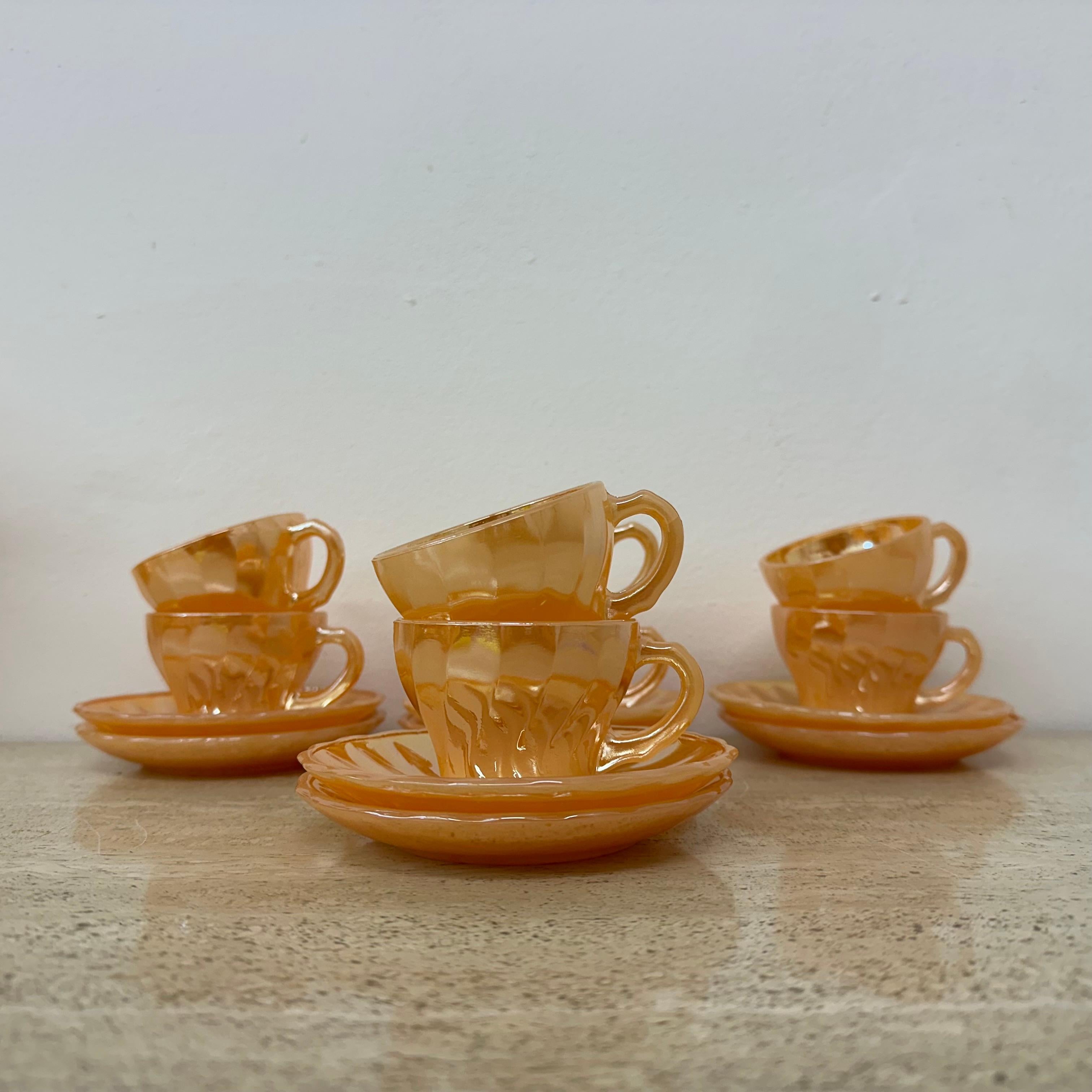 Fine XX secolo Set di 8 re del fuoco Anchor e Hocking  Tazze e piatti Peach Lustre Laurel in vendita