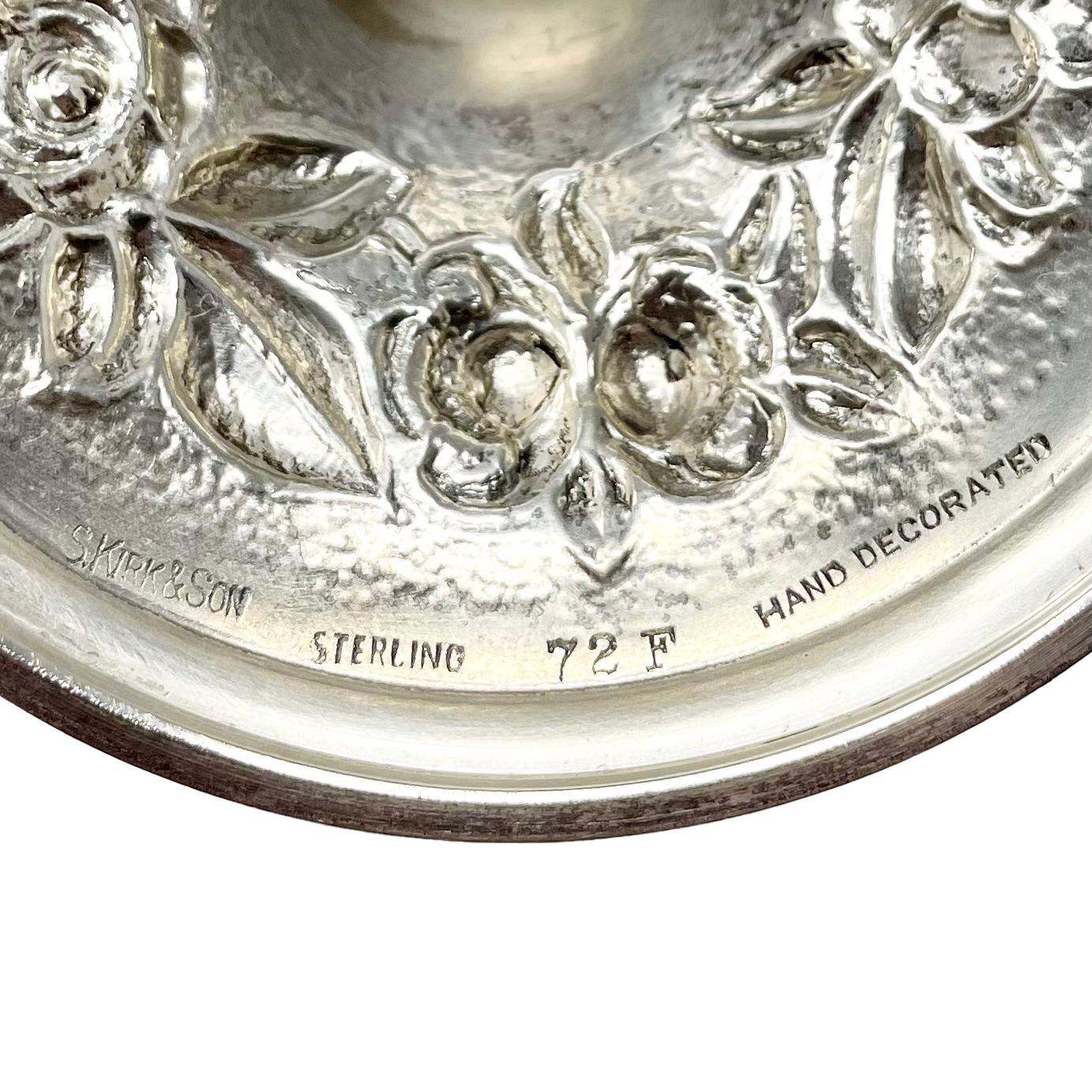 20ième siècle Ensemble de 8 gobelets américains anciens Kirk en argent sterling repoussé, vers les années 1900. en vente