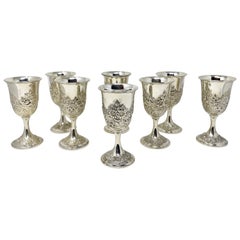 Juego de 8 copas antiguas americanas "Kirk" de plata de ley repujada, alrededor de 1900.