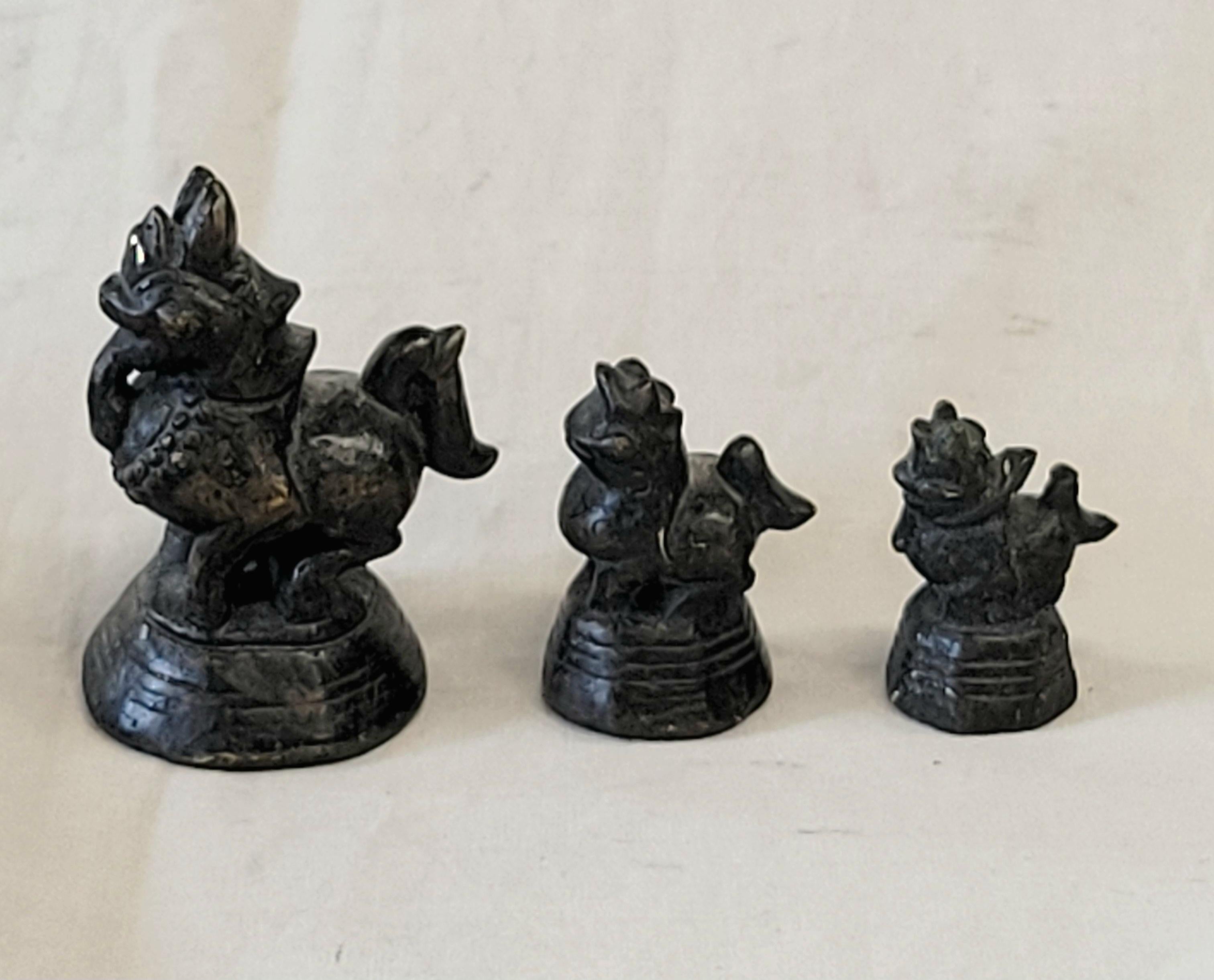 Lot de 8 poids d'opium en bronze de dragon birman ancien en vente 3