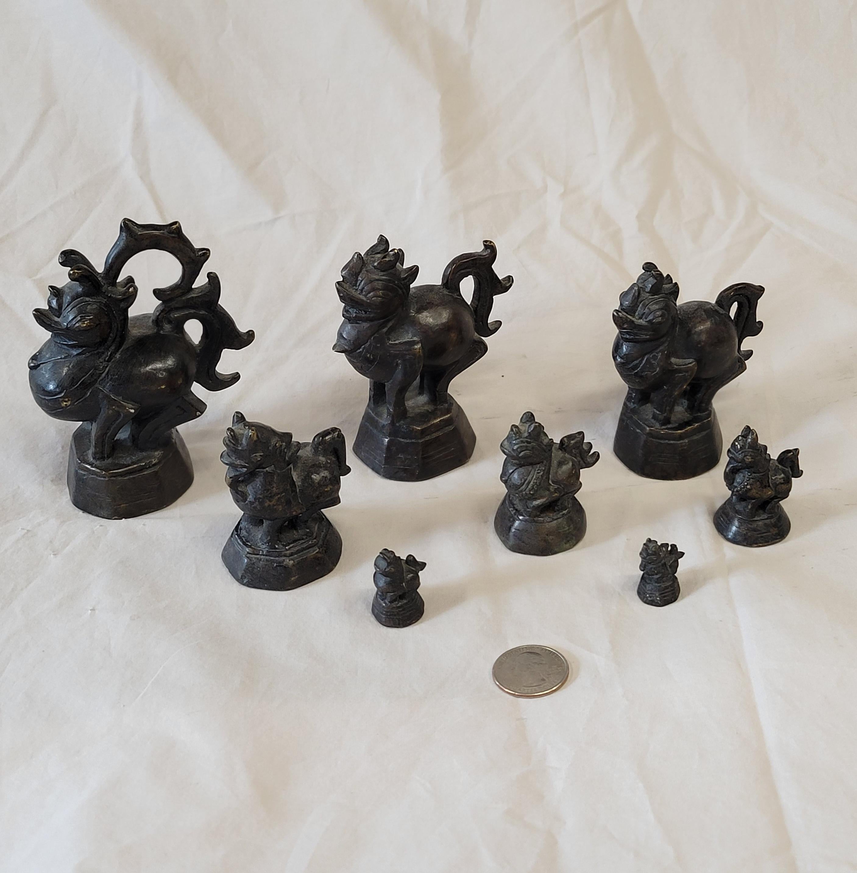 Grand Tour Lot de 8 poids d'opium en bronze de dragon birman ancien en vente