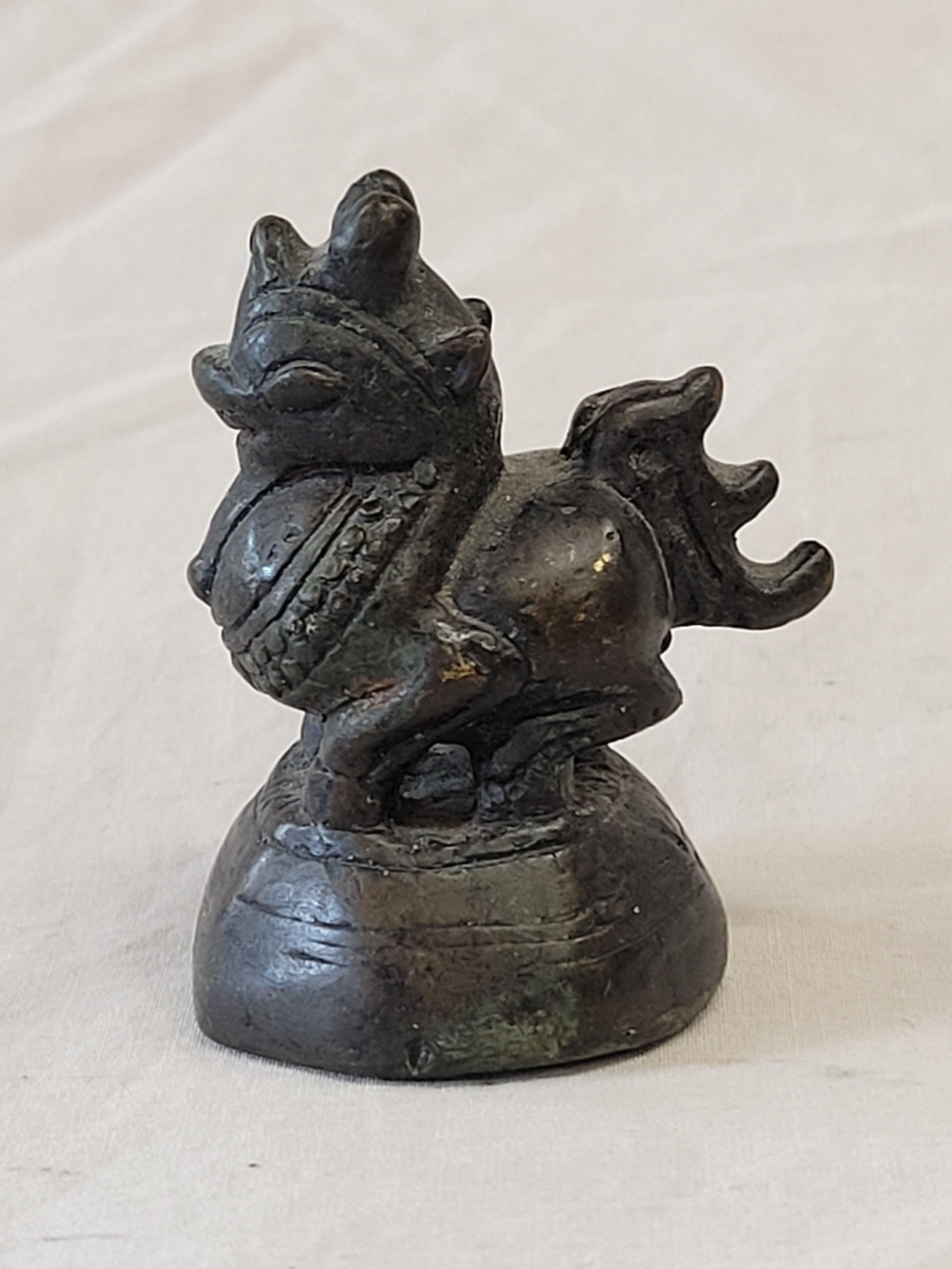 Lot de 8 poids d'opium en bronze de dragon birman ancien Bon état - En vente à Centennial, CO