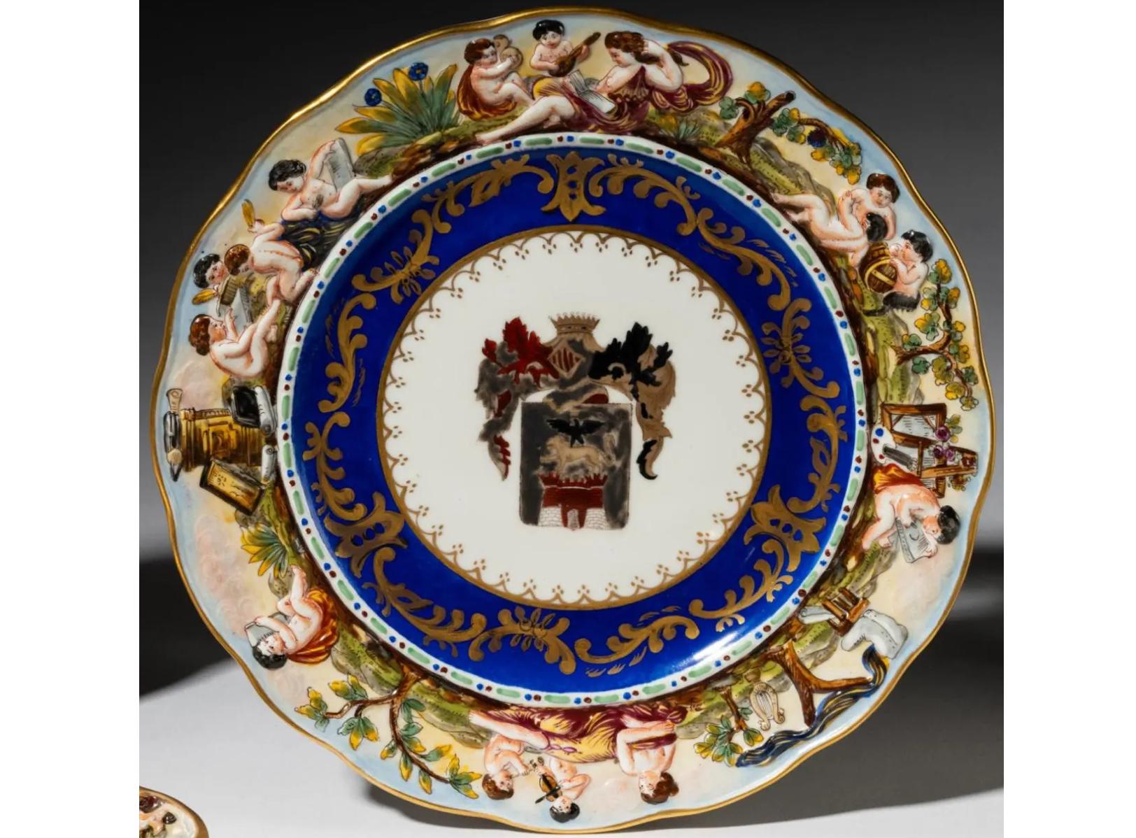 Set di 8 piatti antichi da armadio con stemma di Capodimonte.

Ciascuno con marchio 