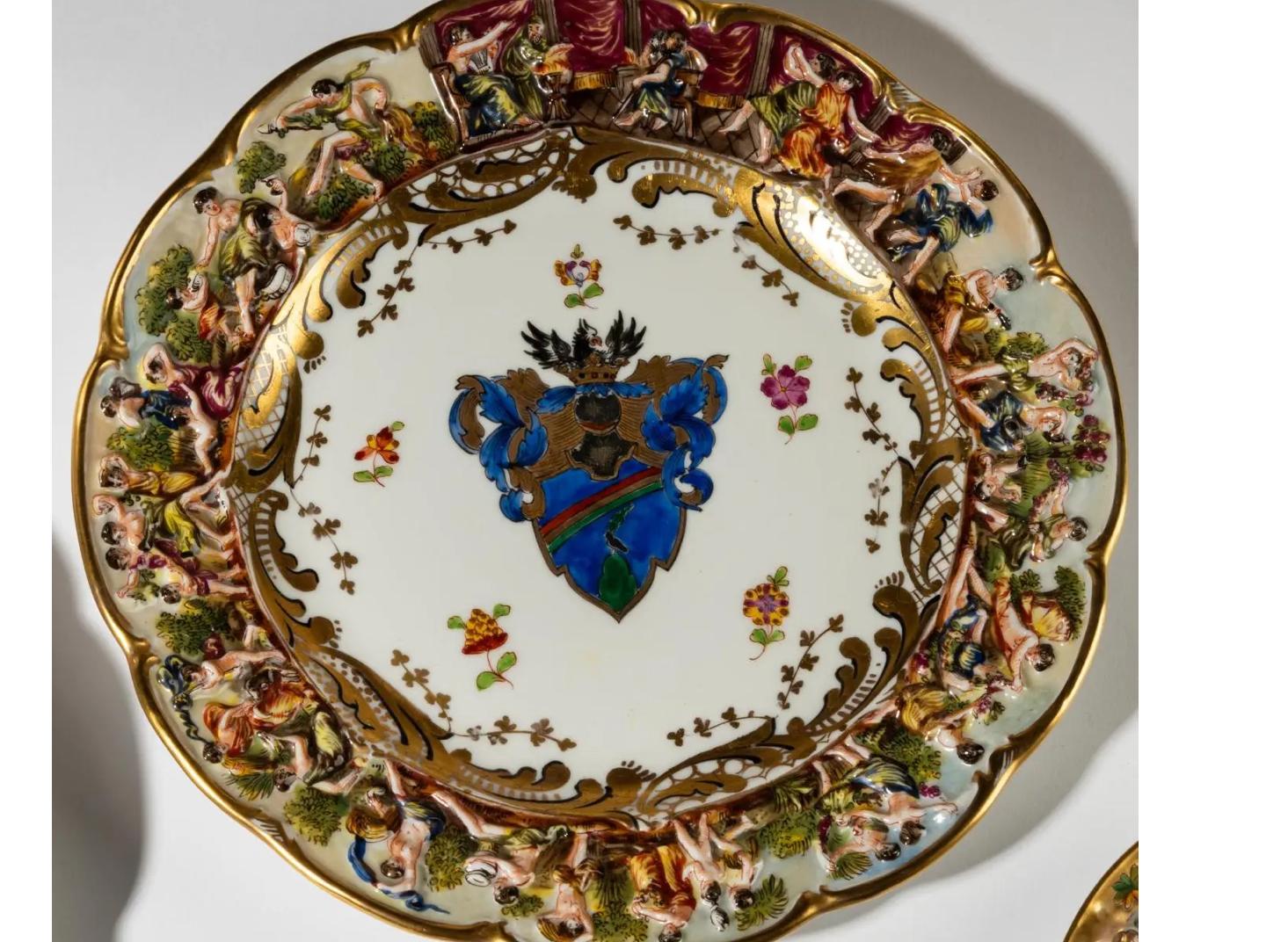 Luigi XVI Set di 8 piatti antichi da armadio con stemma di Capodimonte.  Ognuno con il dolore blu in vendita
