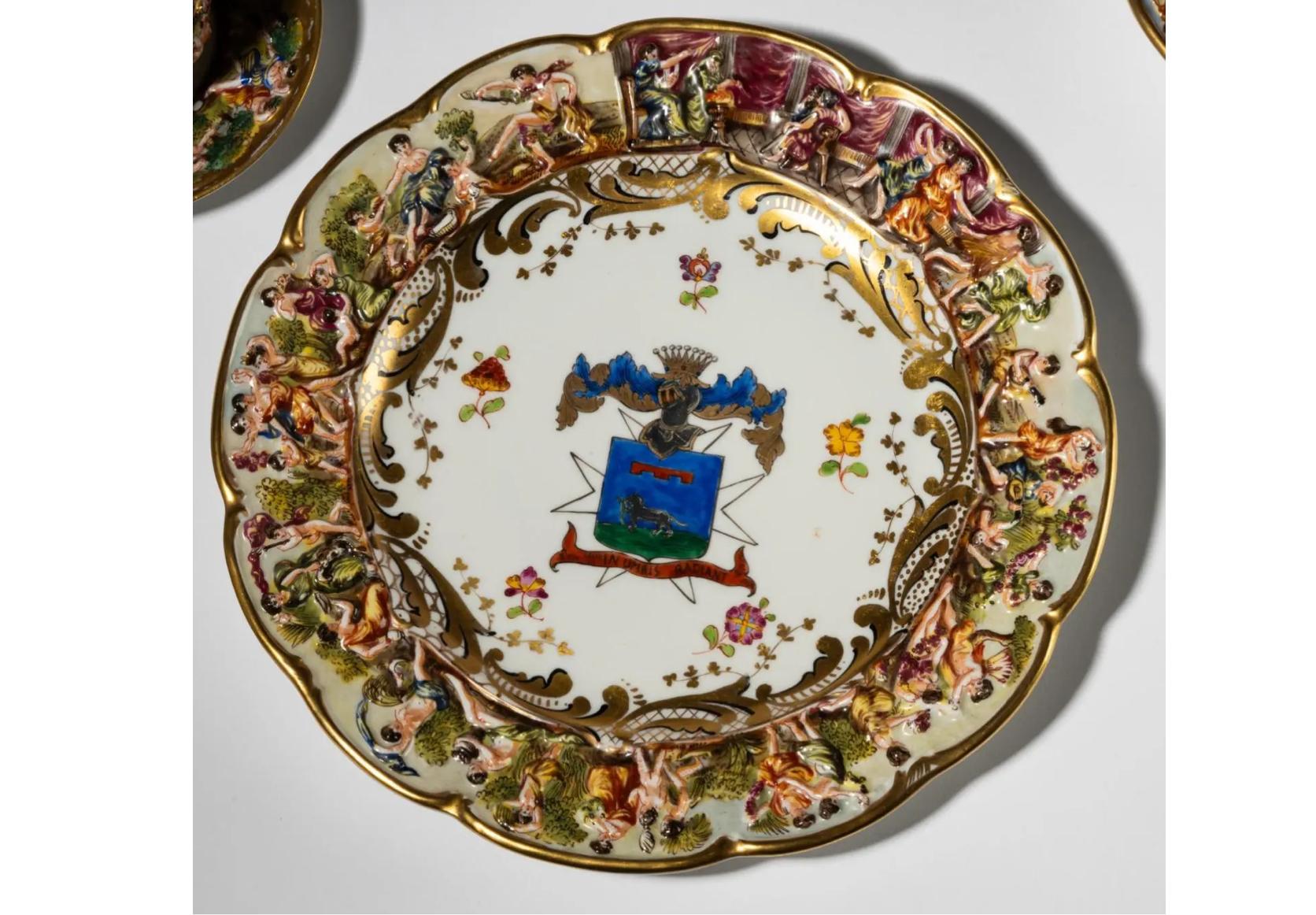 Italiano Set di 8 piatti antichi da armadio con stemma di Capodimonte.  Ognuno con il dolore blu in vendita