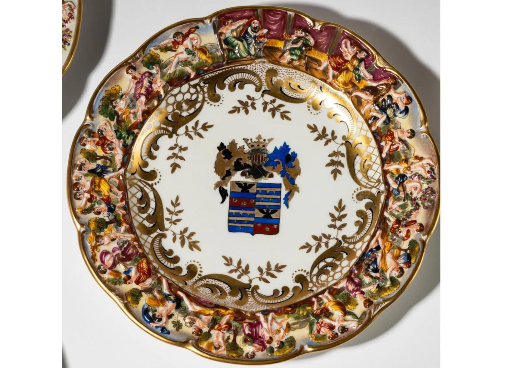 Set di 8 piatti antichi da armadio con stemma di Capodimonte.  Ognuno con il dolore blu In condizioni buone in vendita a LOS ANGELES, CA