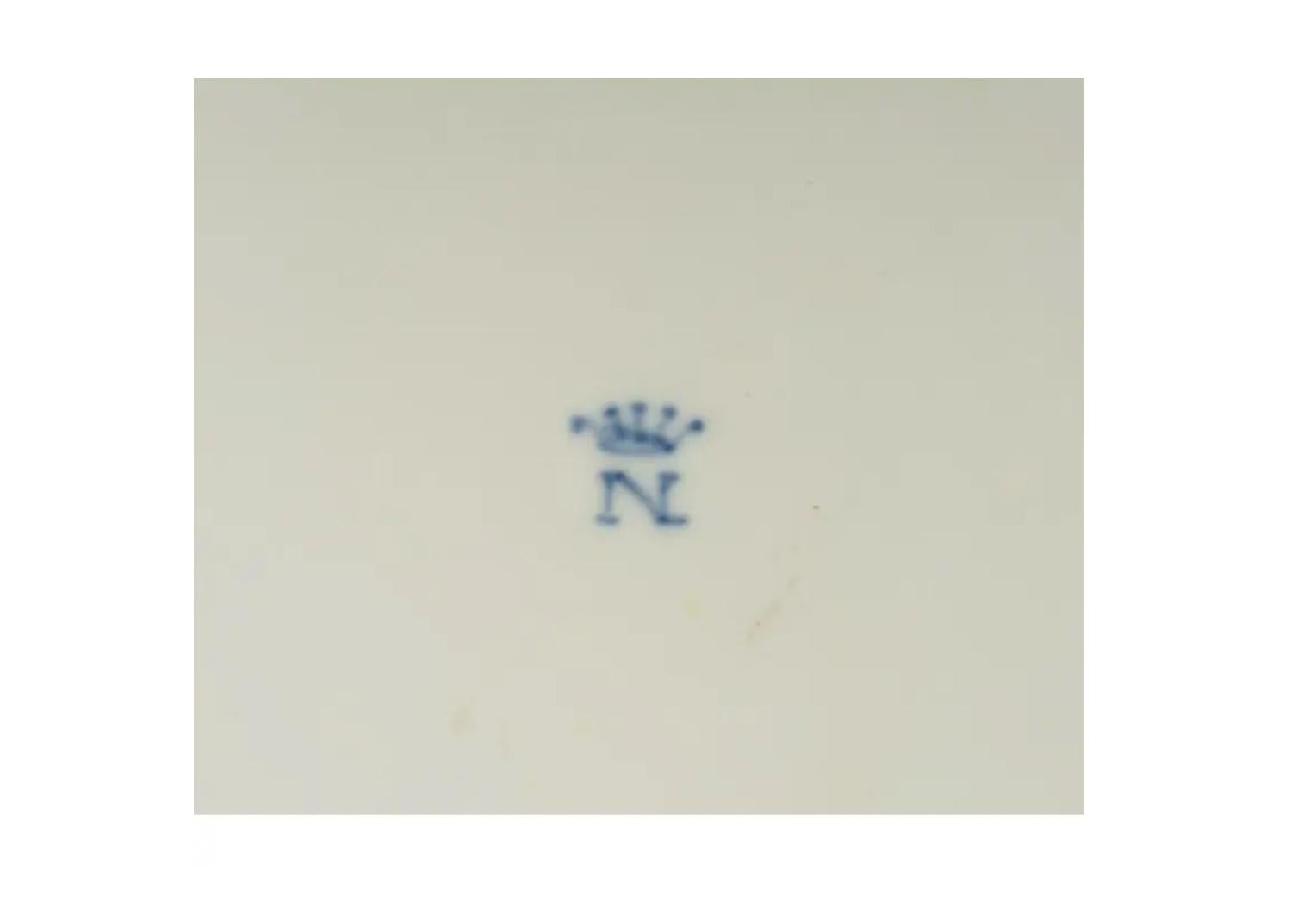 XIX secolo Set di 8 piatti antichi da armadio con stemma di Capodimonte.  Ognuno con il dolore blu in vendita