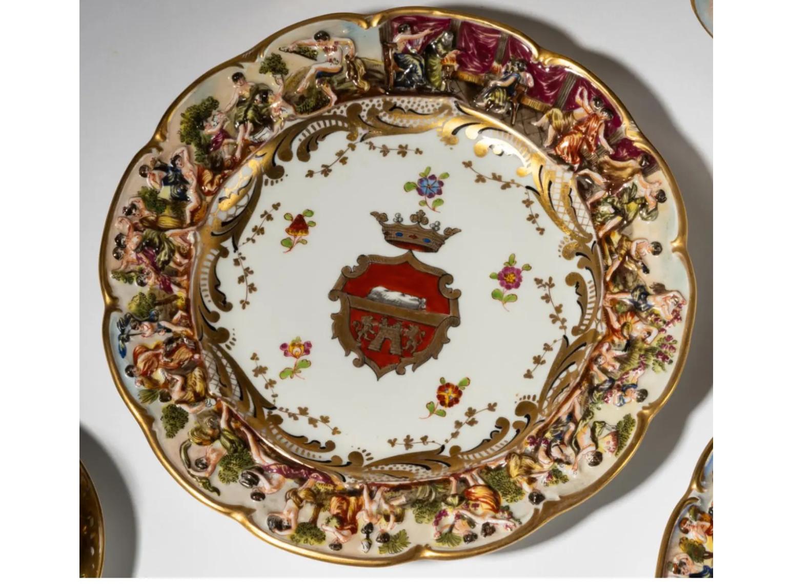 Porcellana Set di 8 piatti antichi da armadio con stemma di Capodimonte.  Ognuno con il dolore blu in vendita