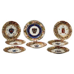 Ensemble de 8 assiettes de cabinet anciennes Capodimonte à crête armoriée.  Chacun avec peinture bleue