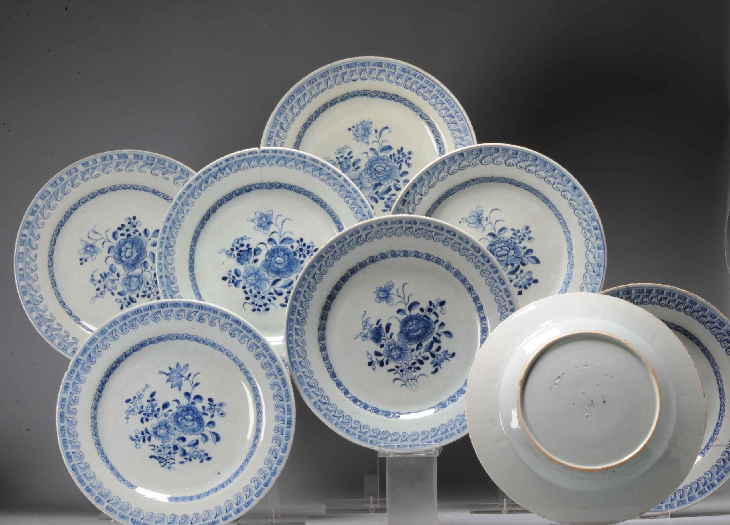 Un ensemble de 8 pièces très joliment décorées  plats en bleu et blanc avec une jolie scène de fleurs. Datant d'environ 1720-1750

La base n'est pas marquée.

Informations complémentaires :
MATERIAL : Porcelaine et poterie
Type de décoration /