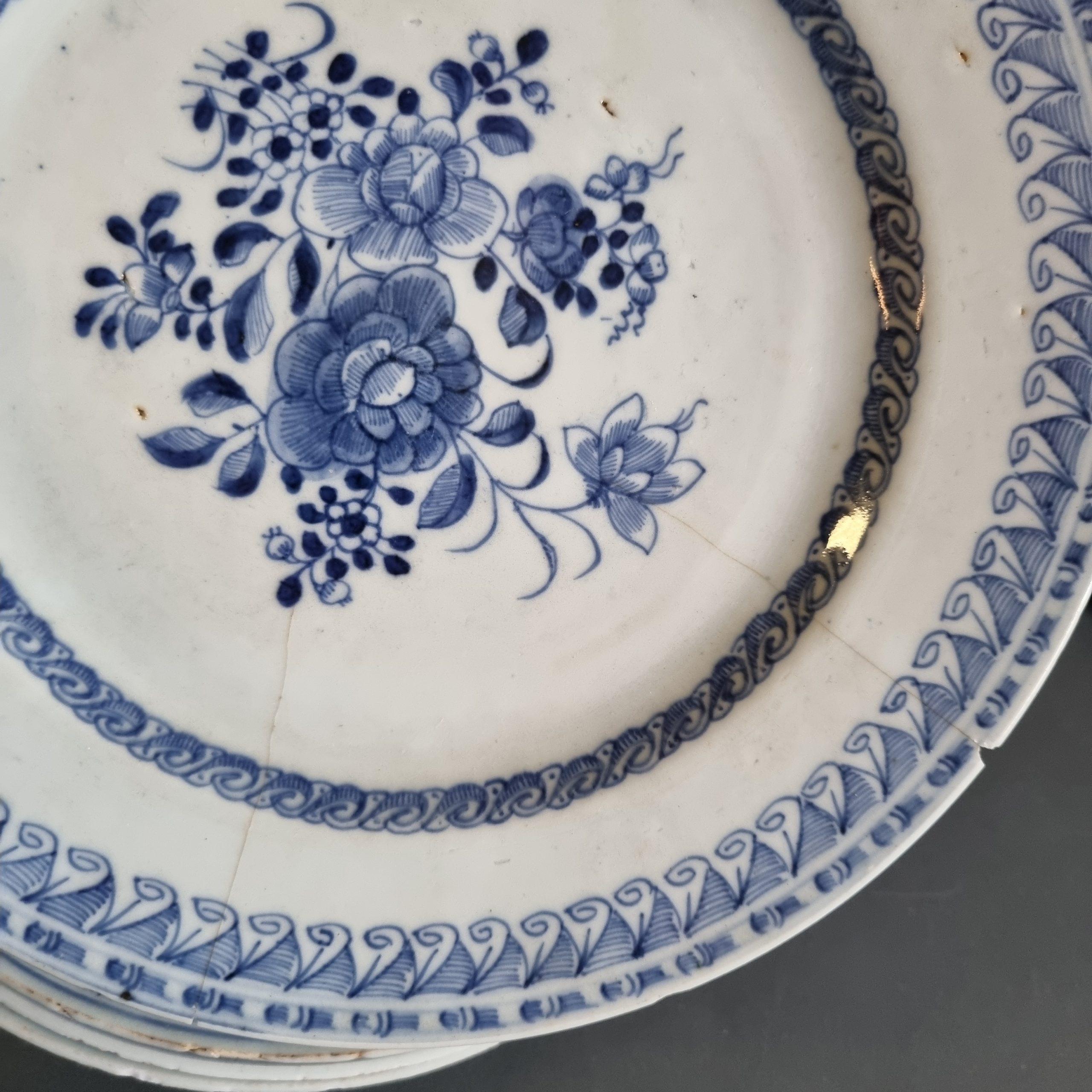 Chinois Lot de 8 assiettes plates anciennes chinoises Kangxi en porcelaine bleue et blanche, 18ème siècle en vente