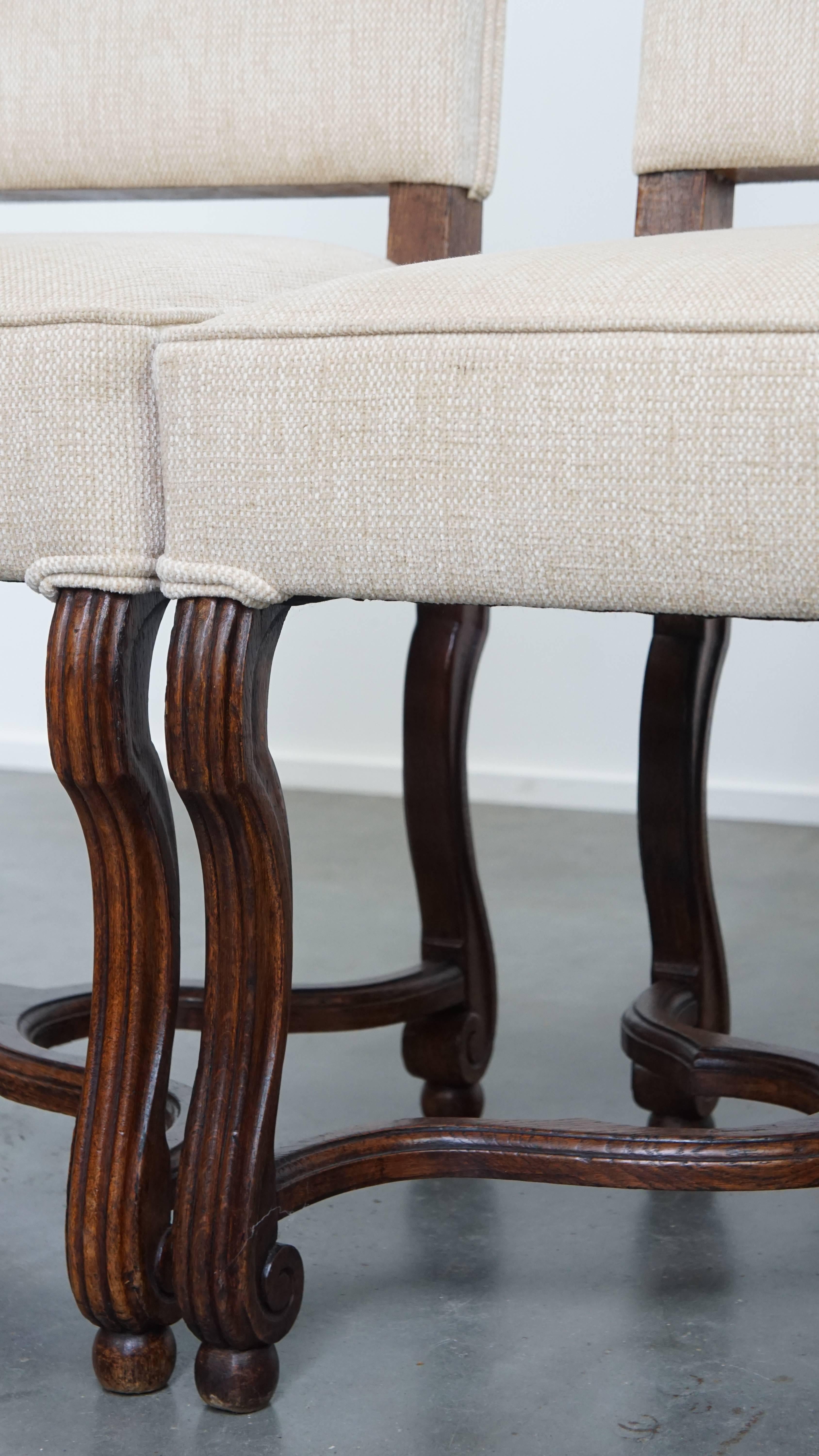 Ensemble de 8 chaises de salle à manger anciennes avec cadre en bois et tapisserie beige en vente 3